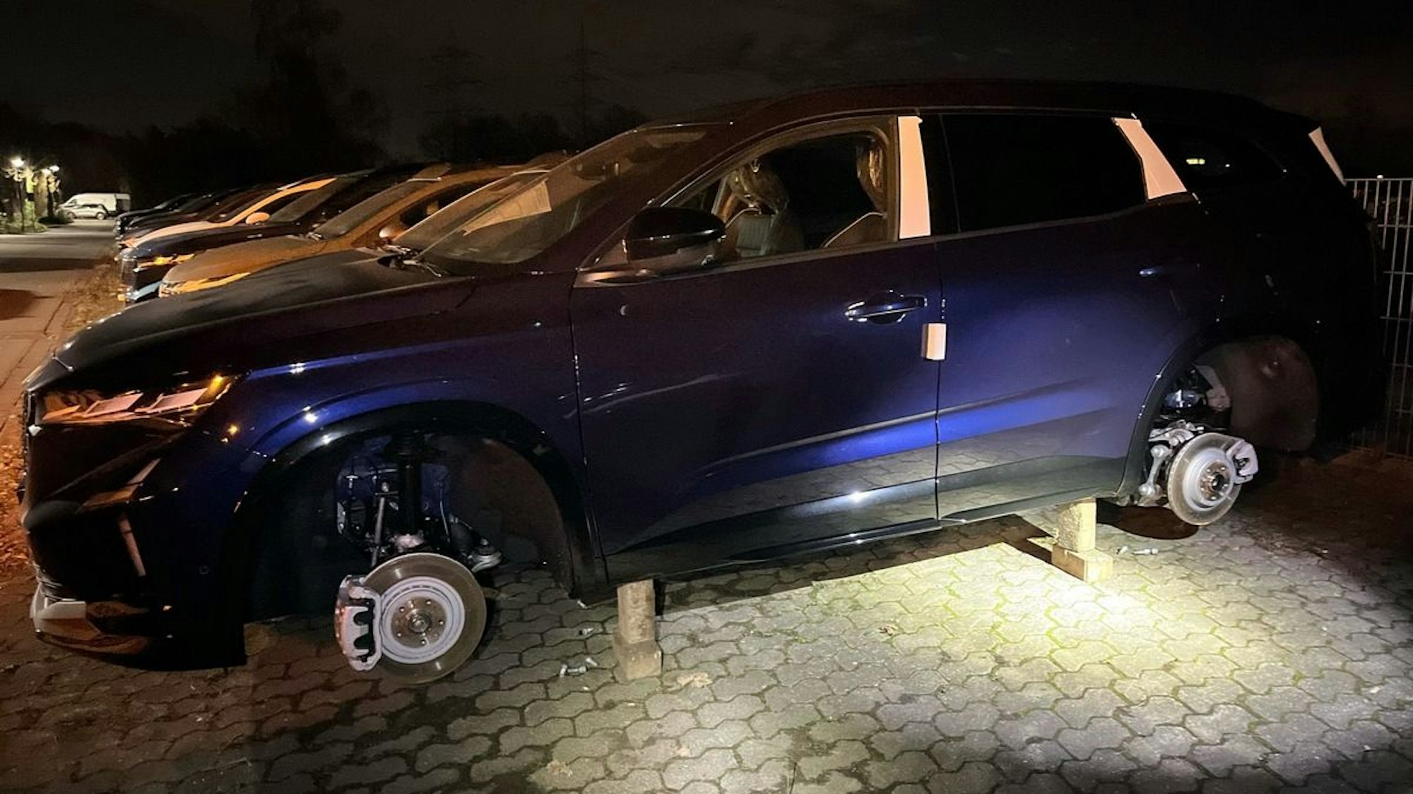 Ein Polizeiauto mit Blaulicht in der Nacht.