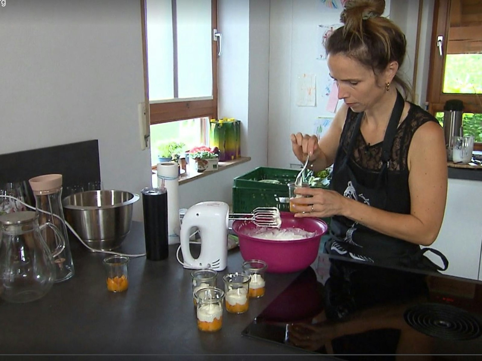 Für ihr Dessert schichtet Jenni Pfirsich, Maracuja und Quarkcreme. (Bild: RTL)