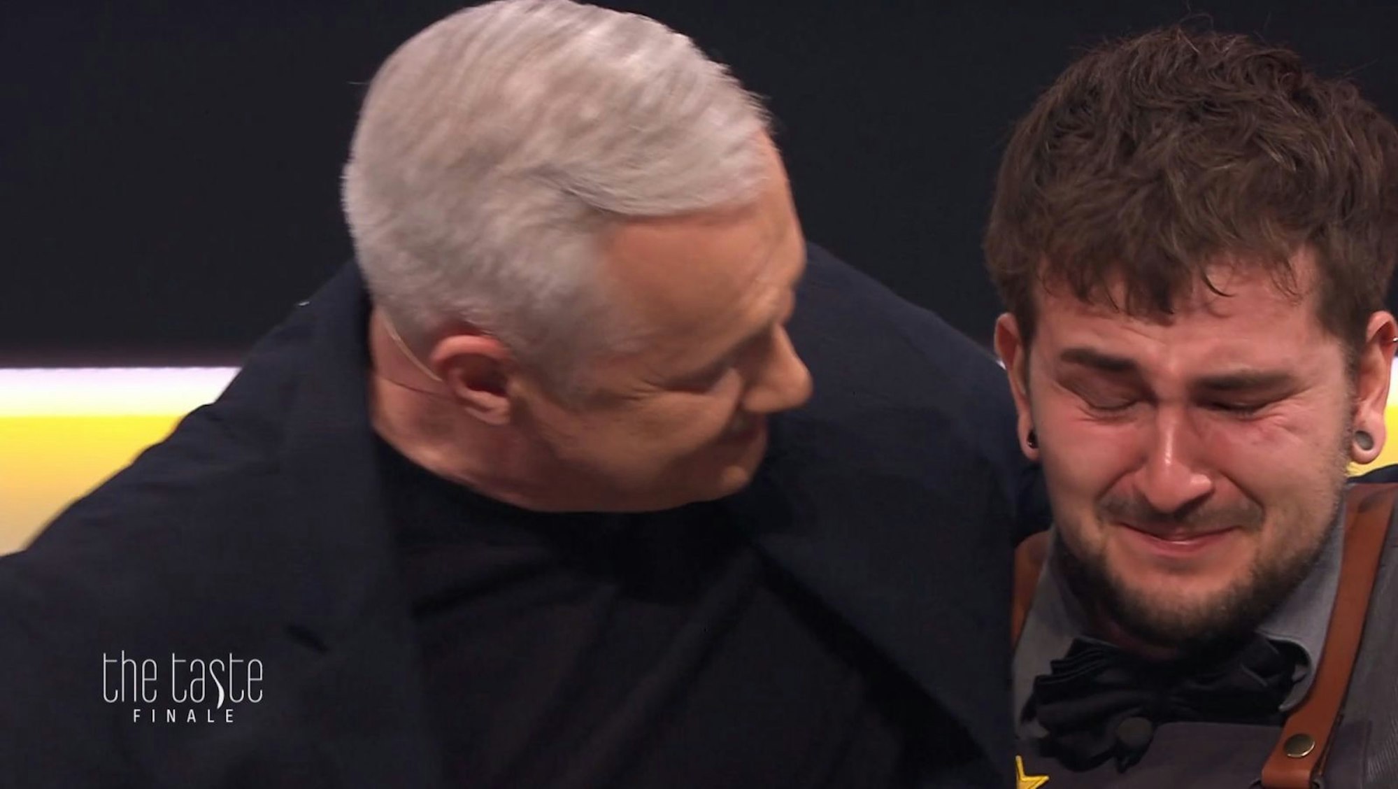 Cyrill kommt weiter - doch sein Freund und Teamkollege Leo muss gehen. Da kann er die Tränen nicht mehr aufhalten. (Bild: Joyn/Screenshot)