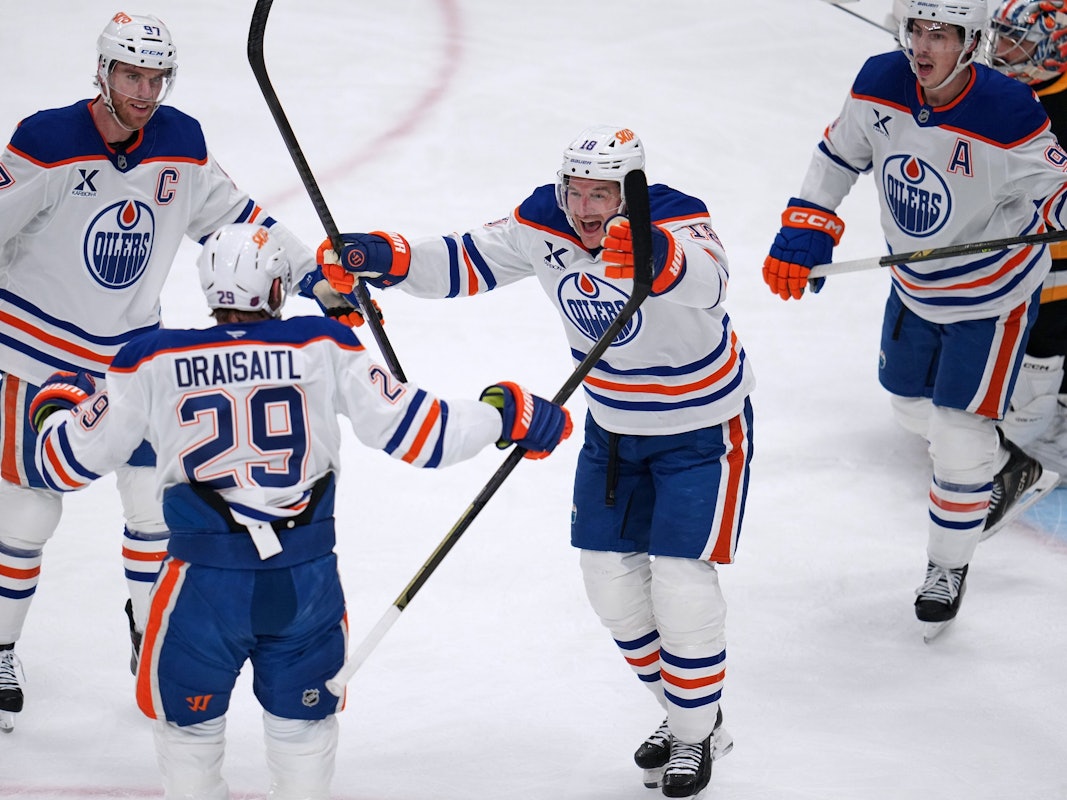 Seine Teamkollegen freuen sich mit Leon Draisaitl.