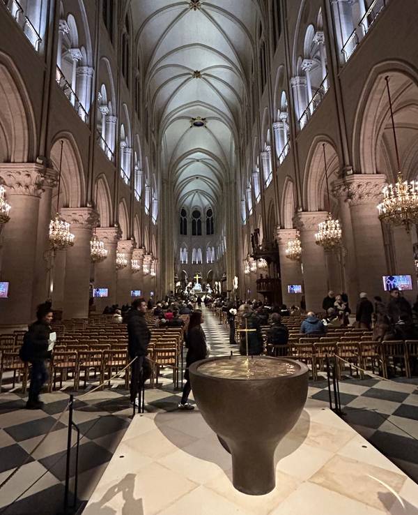 Blick in die Kirche Notre-Dame nach der Wiedereröffnung.