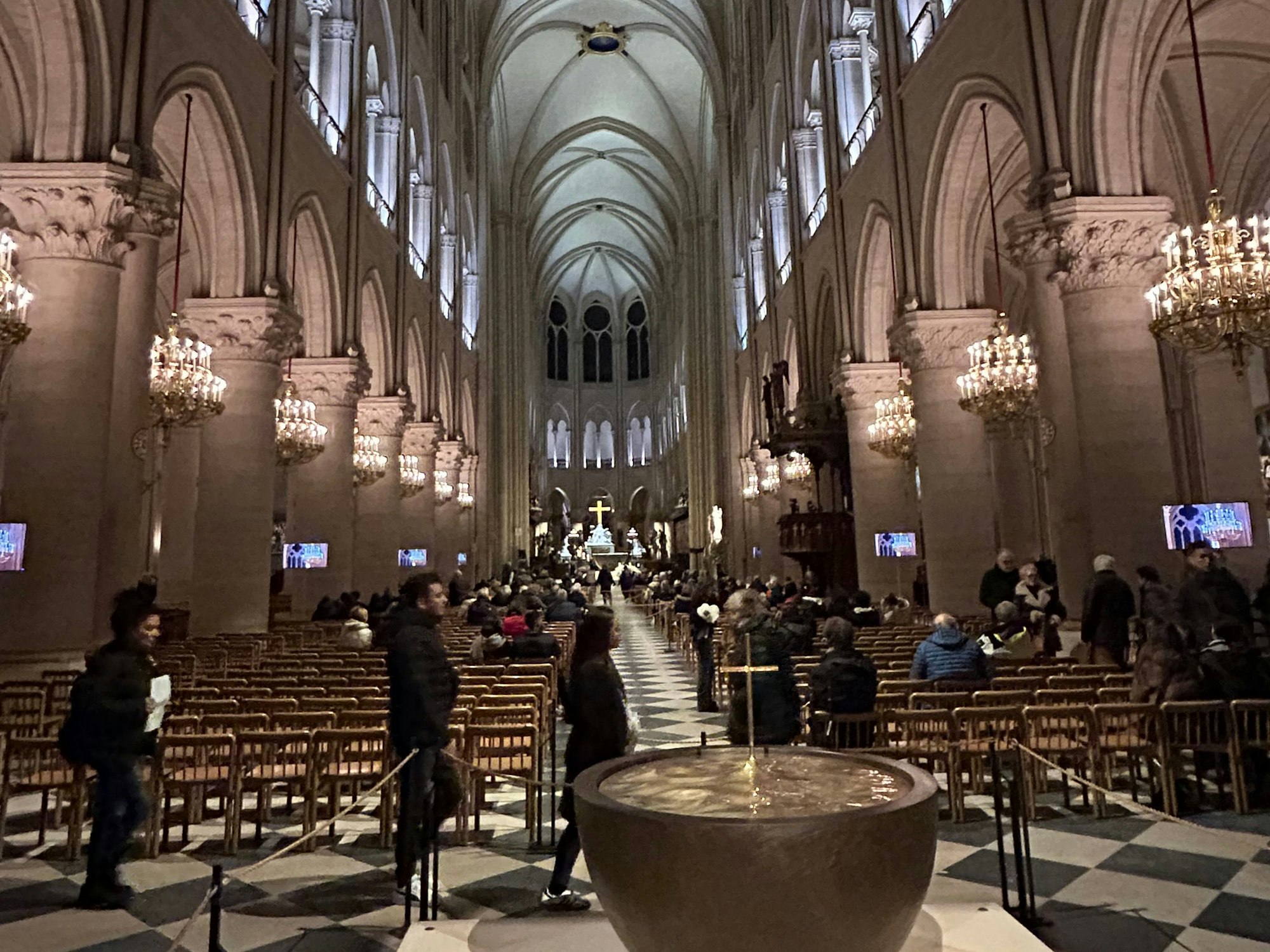 Blick in die Kirche Notre-Dame nach der Wiedereröffnung.