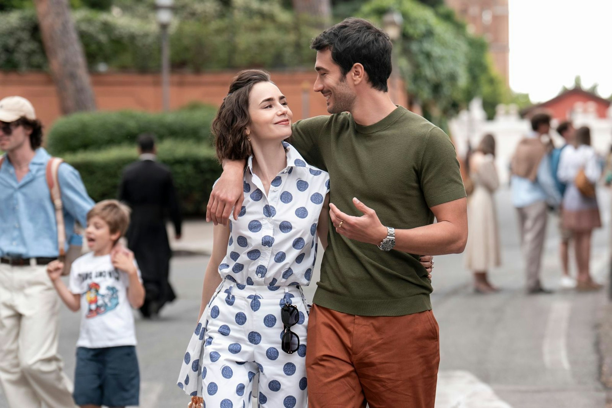 Zwischen Emily (Lily Collins) und Marcello (Eugenio Franceschini) könnte es kaum besser laufen. (Bild: GIULIA PARMIGIANI/NETFLIX)