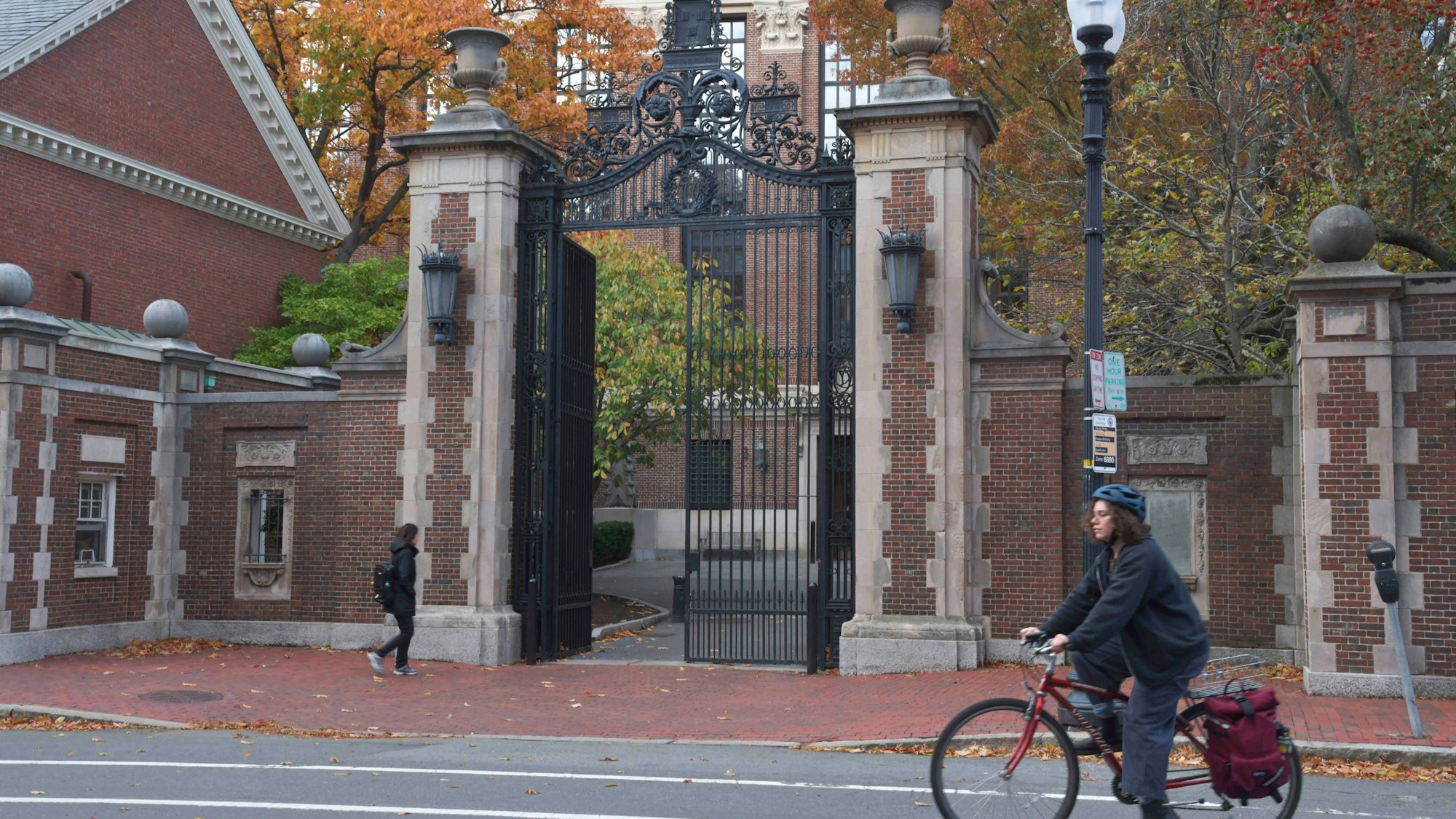 Menschen und Fahrrad vor Harvard Universität Tor im Herbst