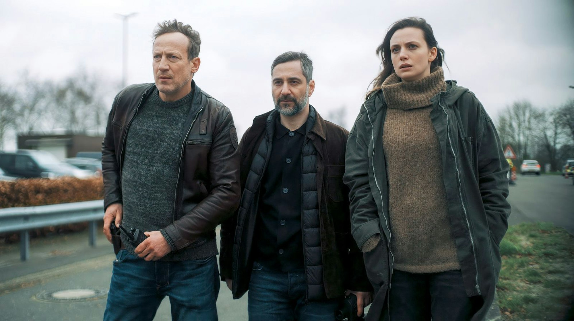 Im doppelten „Tatort: Ein guter Tag / Schwarzer Schnee“, der an einem Abend gesendet wird, ermittelt Falke (Wotan Wilke Möhring, links) mit seiner niederländischen Kollegin Lynn de Baer (Gaite Jansen) im deutsch-holländischen Grenzgebiet. Ab sofort fest an Falkes Seite als IT-Spezialist ist Mario Schmitt (Denis Moschitto). (Bild: NDR/Georges Pauly)