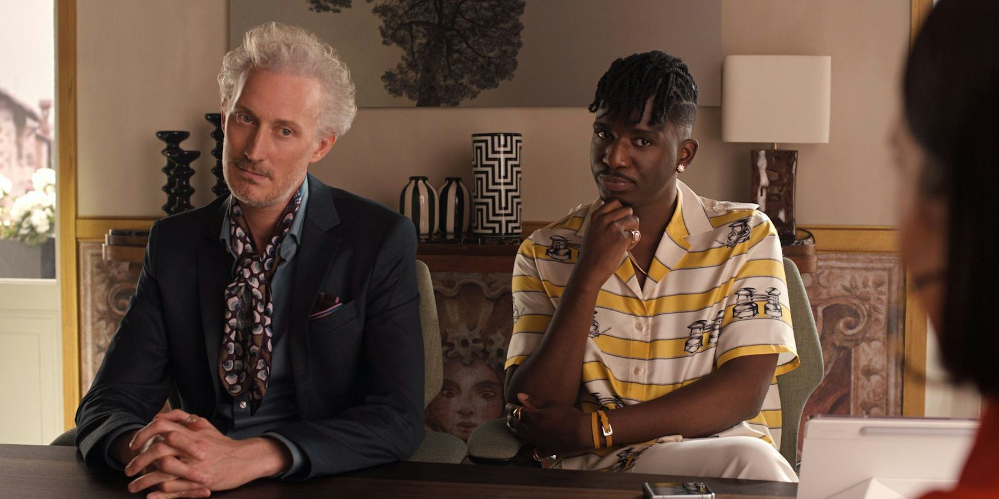 Auch Emilys Arbeitskollegen Luc (Bruno Gouery, links) und Julien (Samuel Arnold) reisen in die italienische Hauptstadt. (Bild: COURTESY OF NETFLIX)