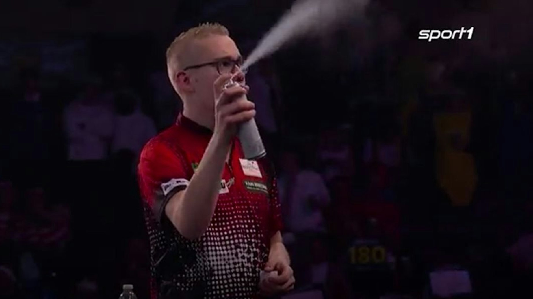 Jurjen van der Velde sprüht auf der Bühne mit Insektenspray.