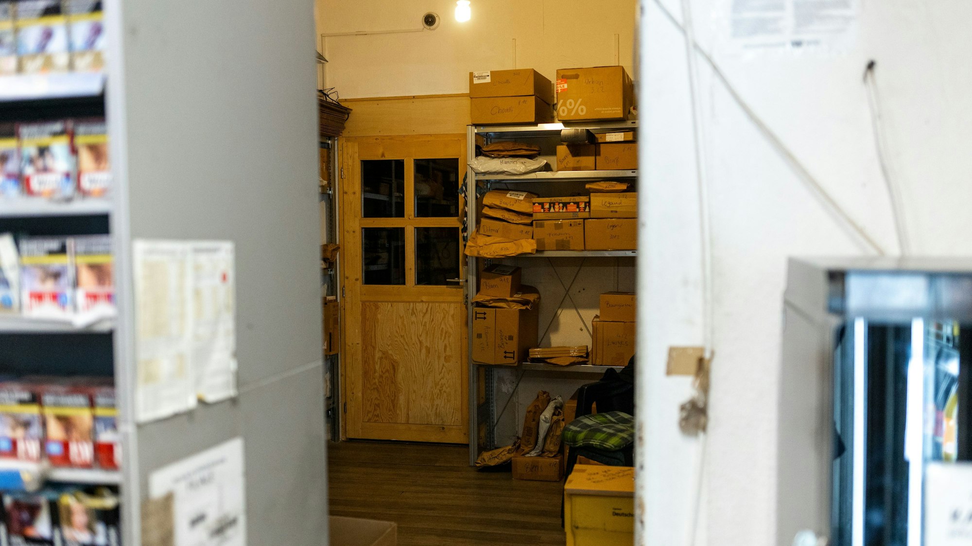 Blick in einen Raum mit Regalen, in denen Pakete lagern.