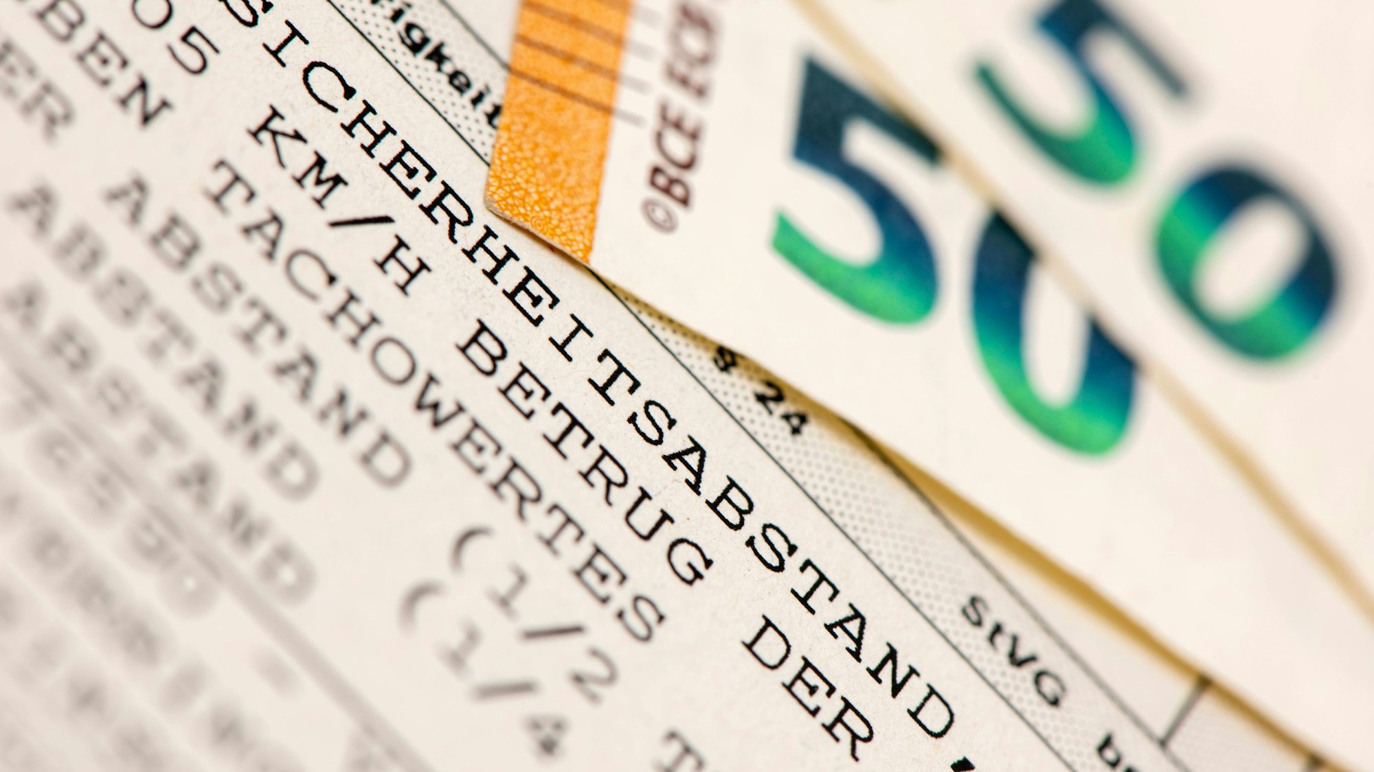 Bußgeldbescheid für Verkehrsverstoß und 50 Euro Banknote