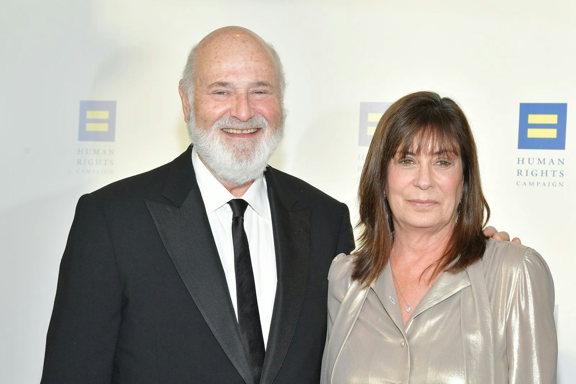 Rob Reiner und seine Ehefrau Michele Singer wurden am Sonntag tot in ihrer Villa aufgefunden. Gegen ihren Sohn Nick wurde nun Anklage wegen Mordes erhoben. (Bild: 2019 Getty Images/Amy Sussman)