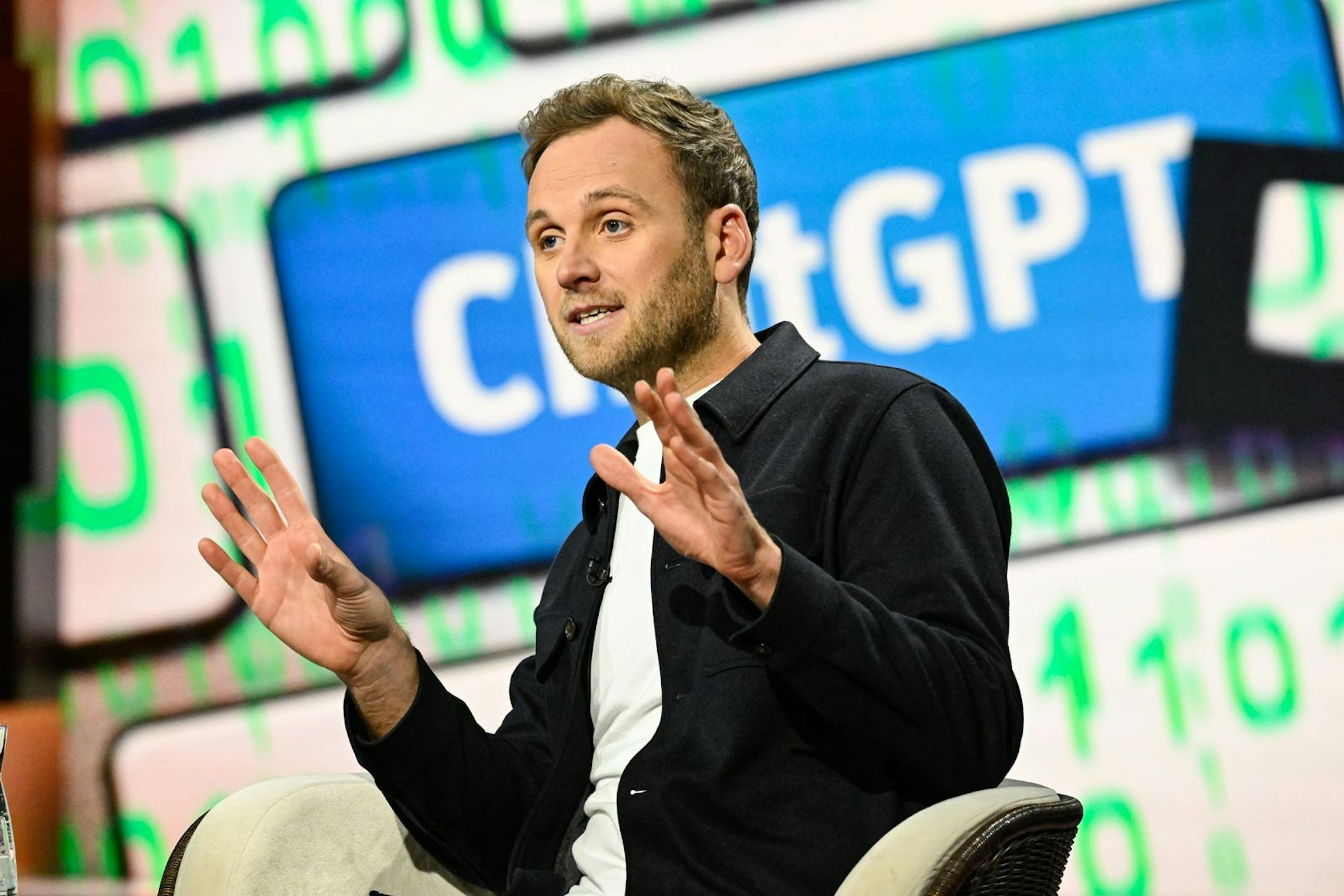 Psychologe Leon Windscheid warnte vor KI-Therapien und den Folgen menschlicher Beziehungen zu Chatbots. (Bild: ZDF / Markus Hertrich)