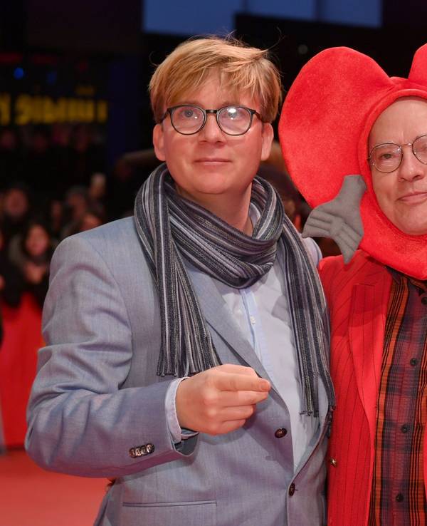 Rosa von Praunheim (r) und Partner Oliver Sechting kommen zur feierlichen Eröffnung der Berlinale.