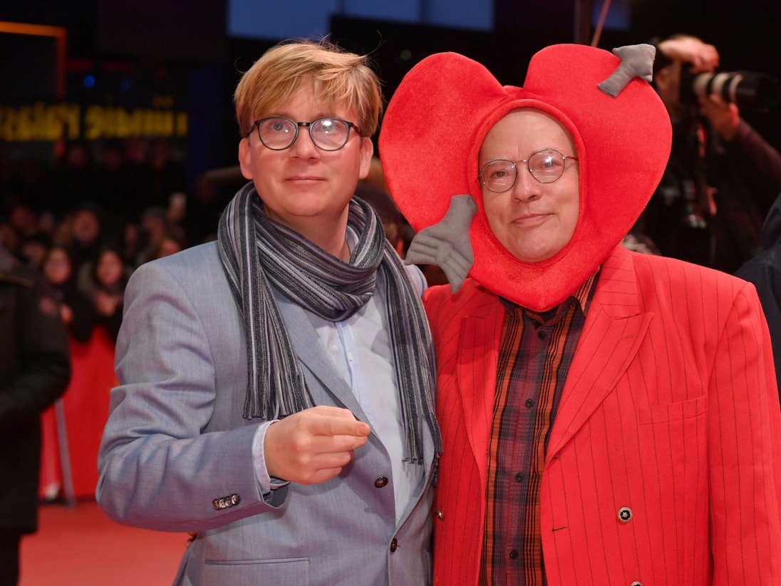 Rosa von Praunheim (r) und Partner Oliver Sechting kommen zur feierlichen Eröffnung der Berlinale.