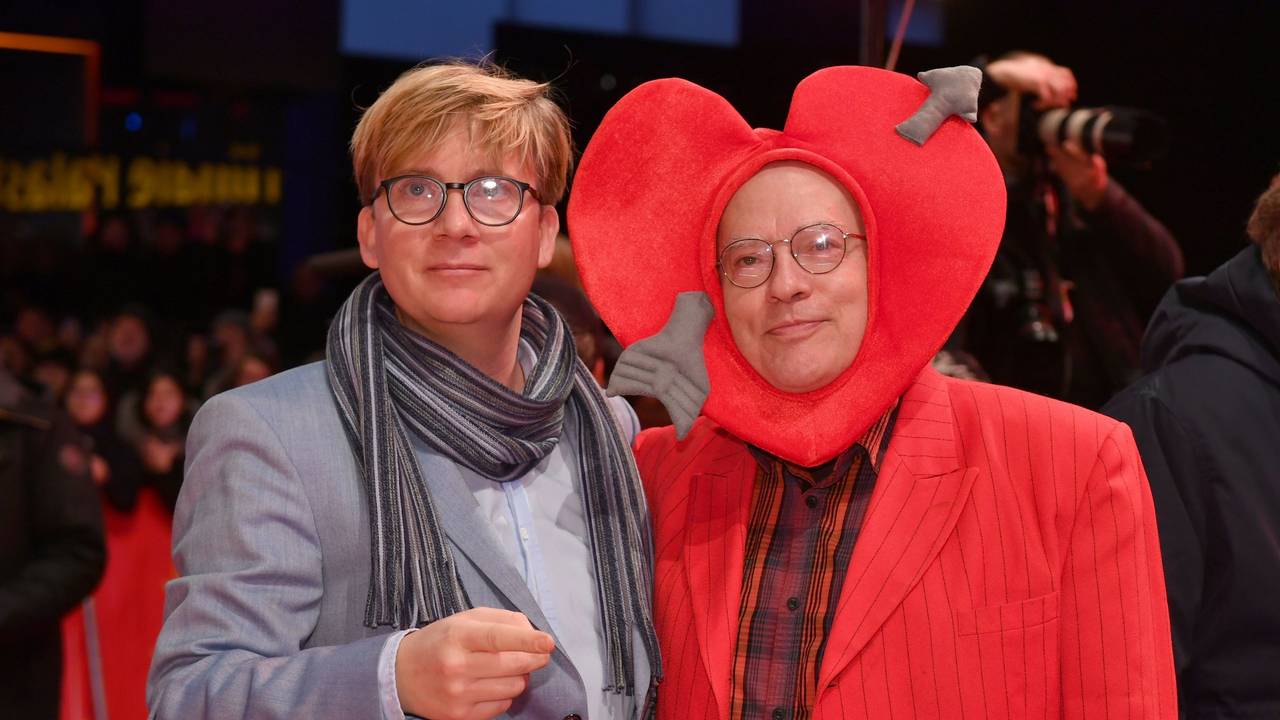 Rosa von Praunheim (r) und Partner Oliver Sechting kommen zur feierlichen Eröffnung der Berlinale.