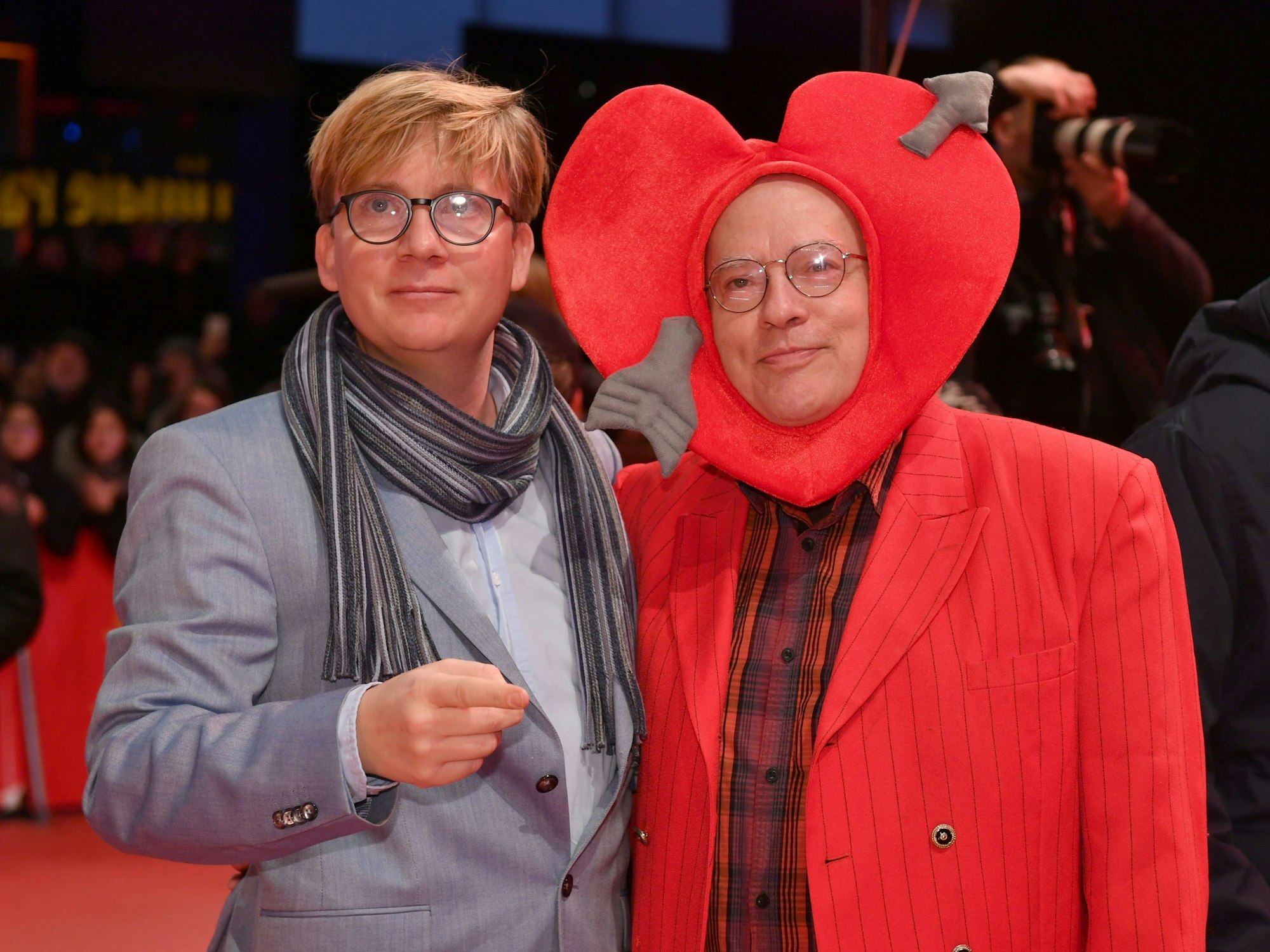 Rosa von Praunheim (r) und Partner Oliver Sechting kommen zur feierlichen Eröffnung der Berlinale.