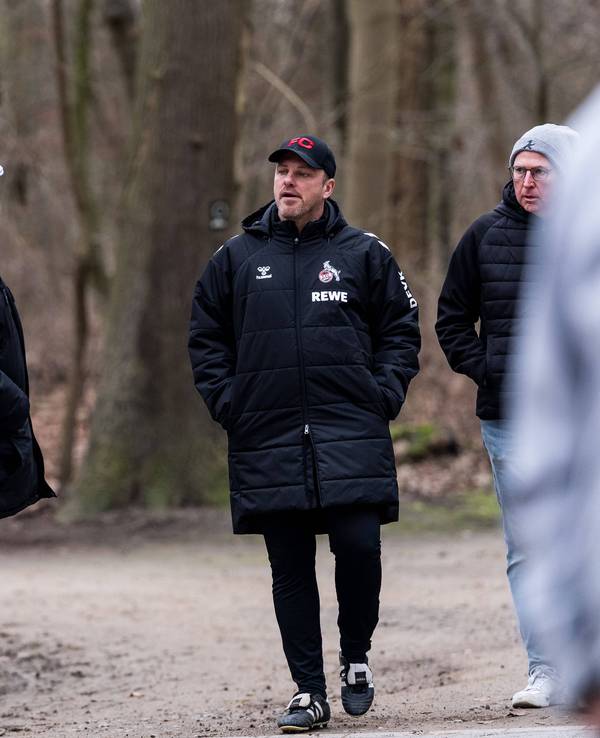 Lukas Kwasniok geht auf dem Weg zum Franz-Kremer-Stadion an einem älteren Herrn vorbei.
