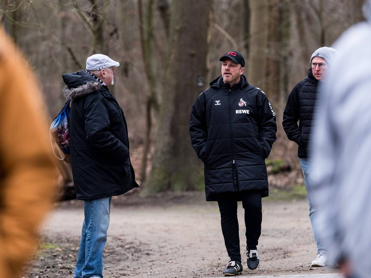 Lukas Kwasniok geht auf dem Weg zum Franz-Kremer-Stadion an einem älteren Herrn vorbei.