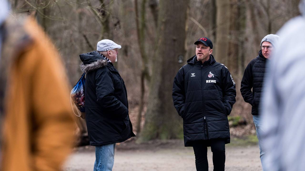 Lukas Kwasniok geht auf dem Weg zum Franz-Kremer-Stadion an einem älteren Herrn vorbei.
