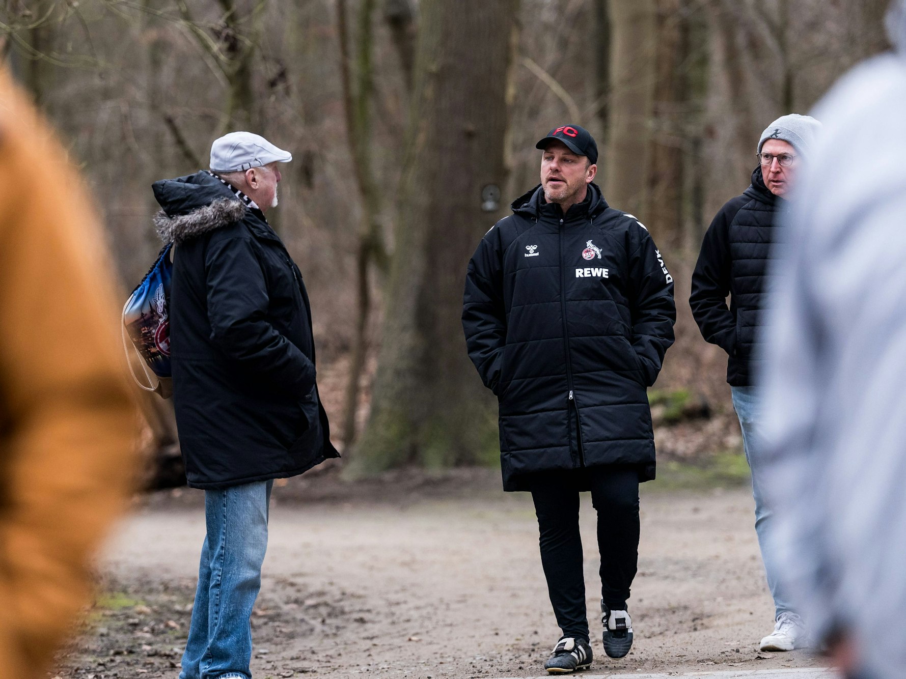 Lukas Kwasniok geht auf dem Weg zum Franz-Kremer-Stadion an einem älteren Herrn vorbei.