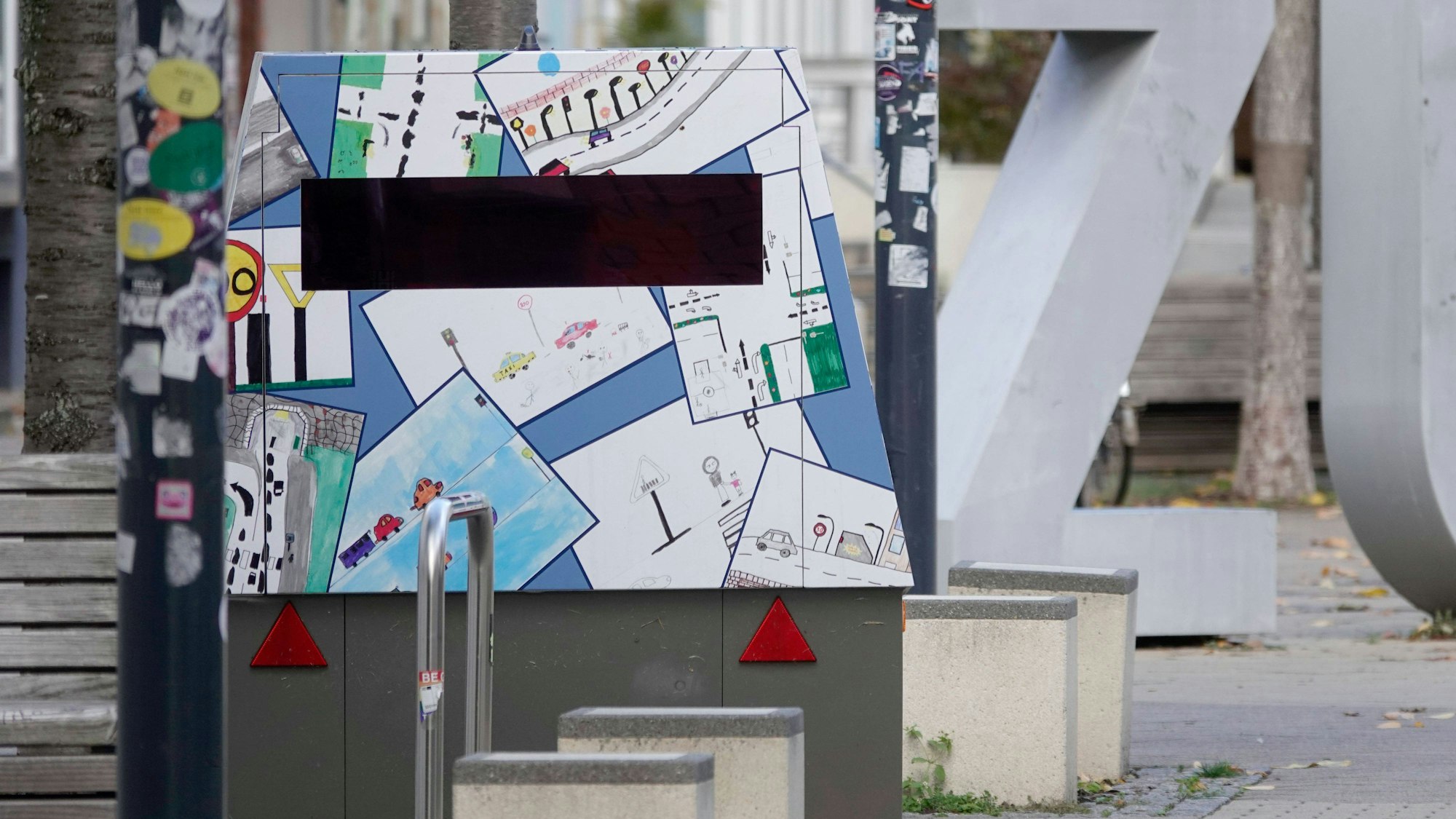 Mobiler Blitzer mit Kinderzeichnungen auf dem Brühl in Chemnitz