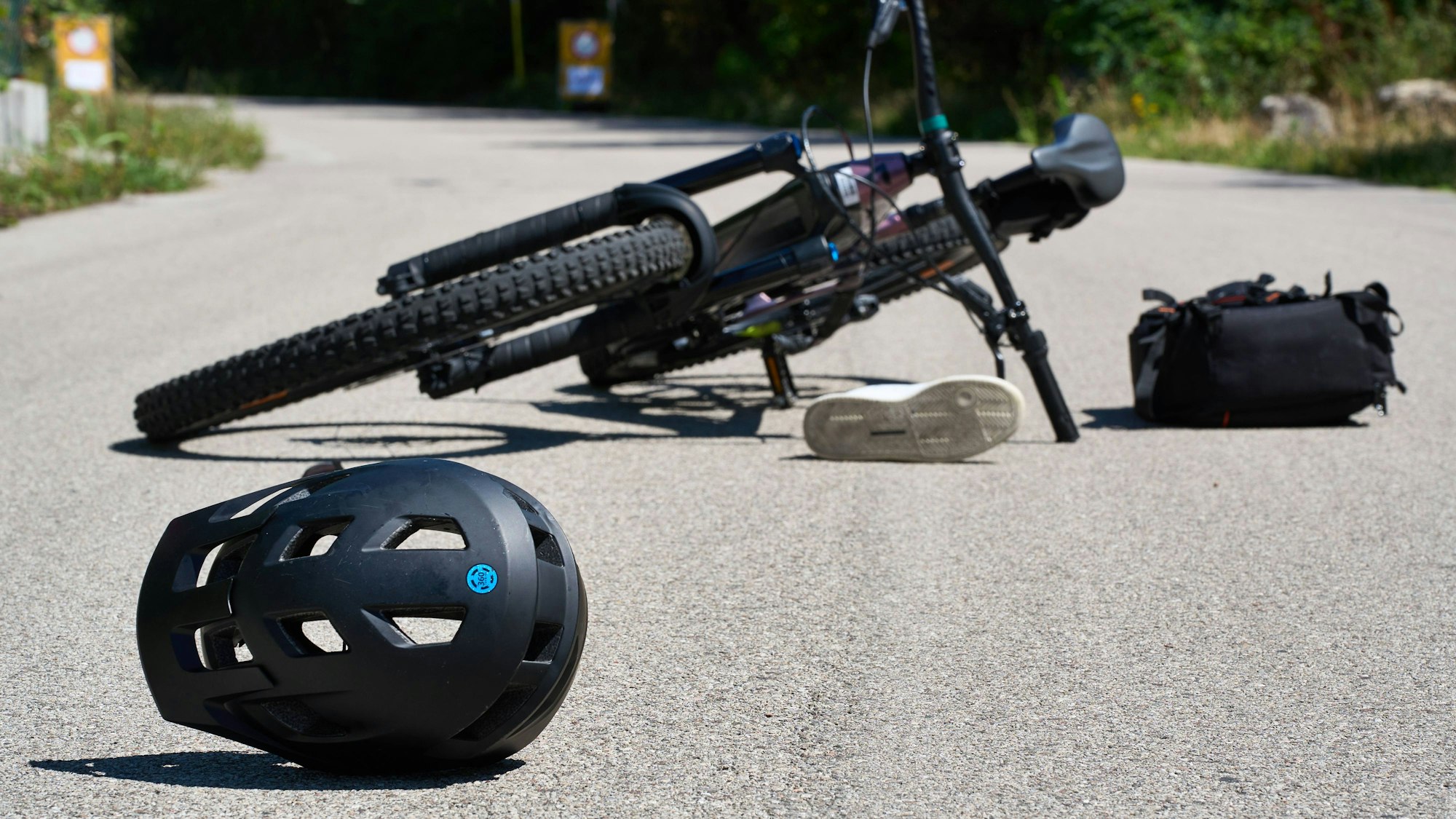 Symbolbild: Mountainbike, Helm, Schuh, Tasche auf Straße