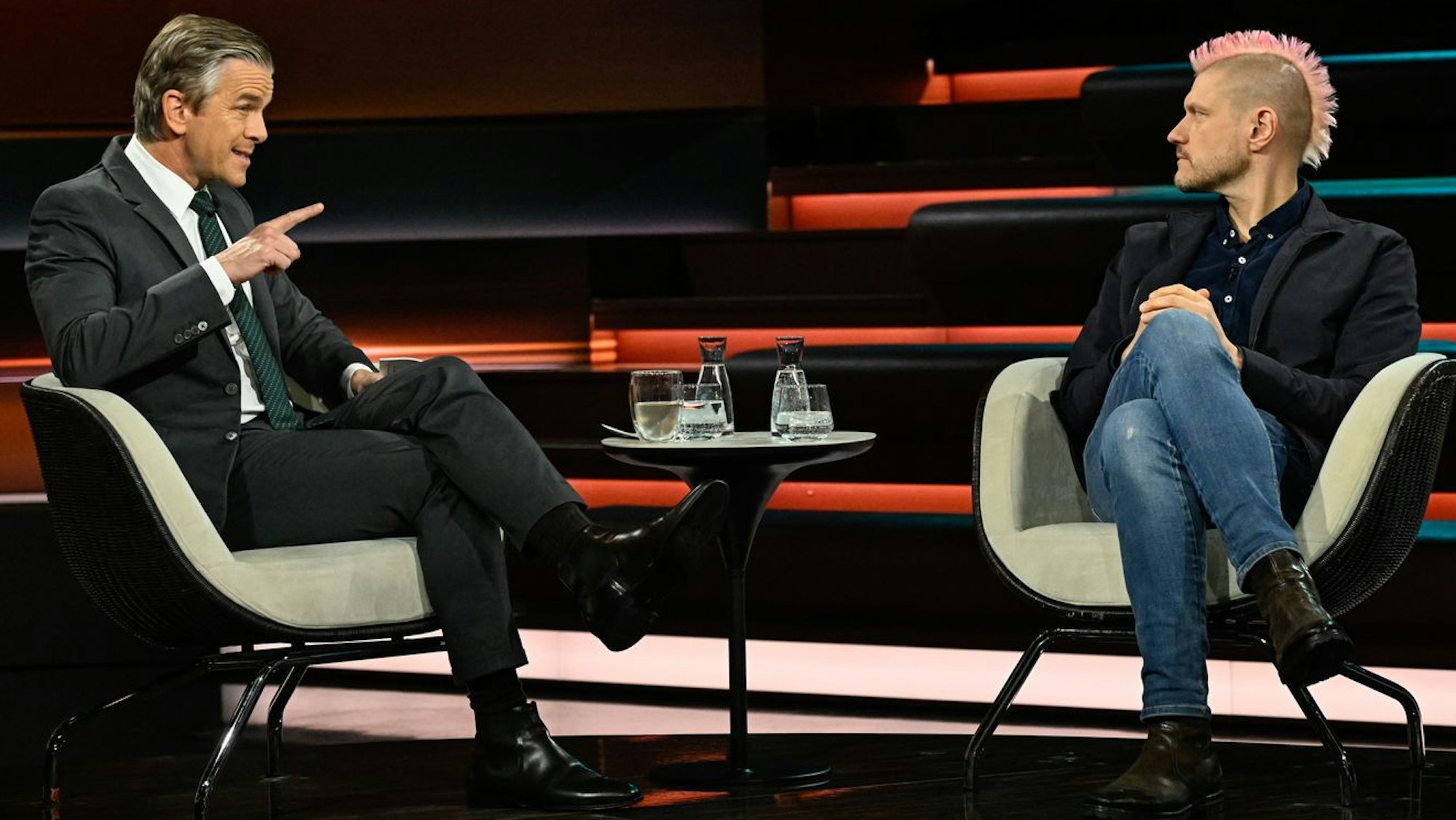 Im Gespräch mit Markus Lanz erläuterte Sascha Lobo, warum Deutschland den Anschluss in der KI-Entwicklung nicht verpassen dürfe. (Bild: ZDF / Markus Hertrich)