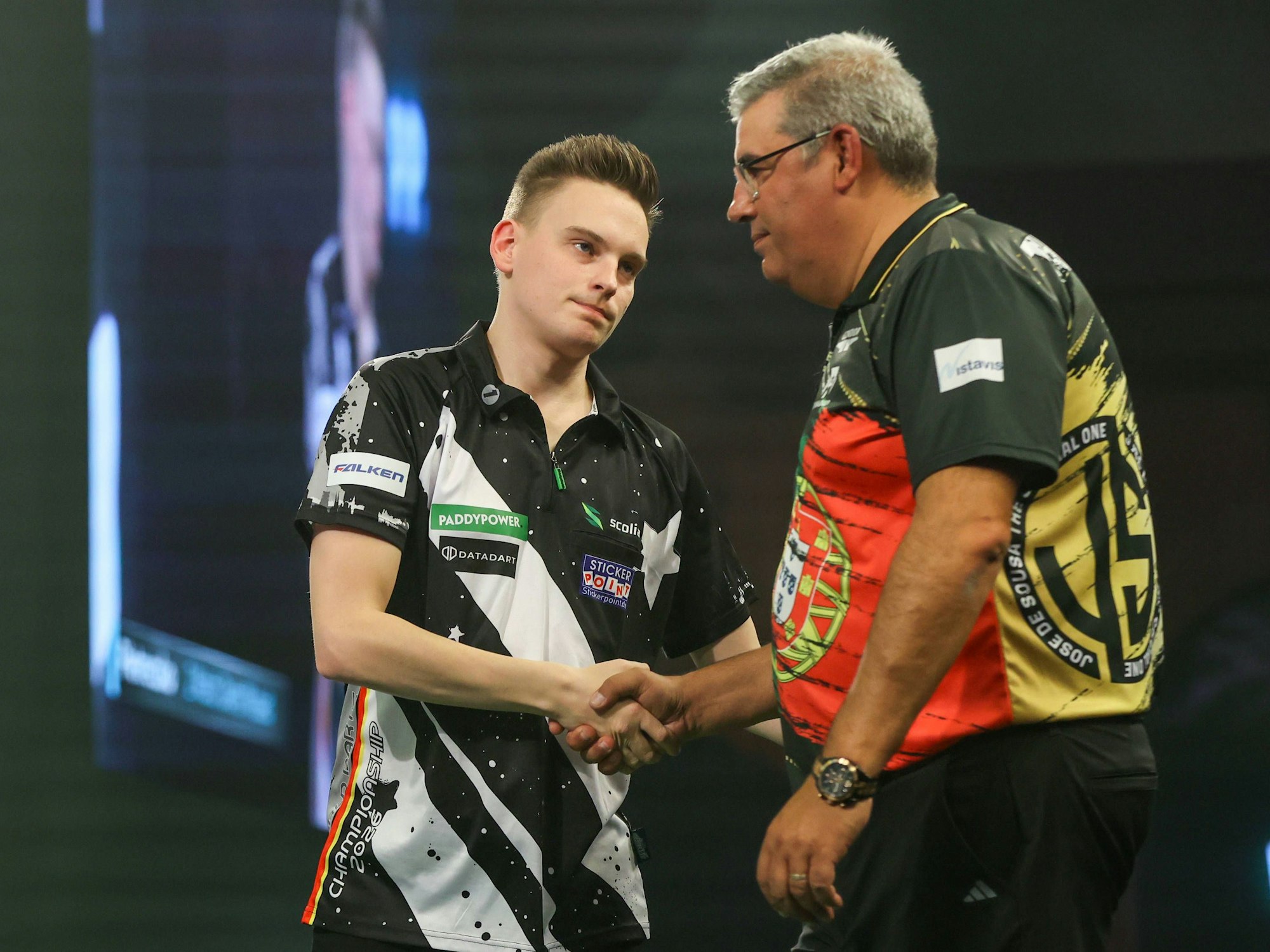 Ricardo Pietreczko schüttelt Jose de Sousa die Hand.