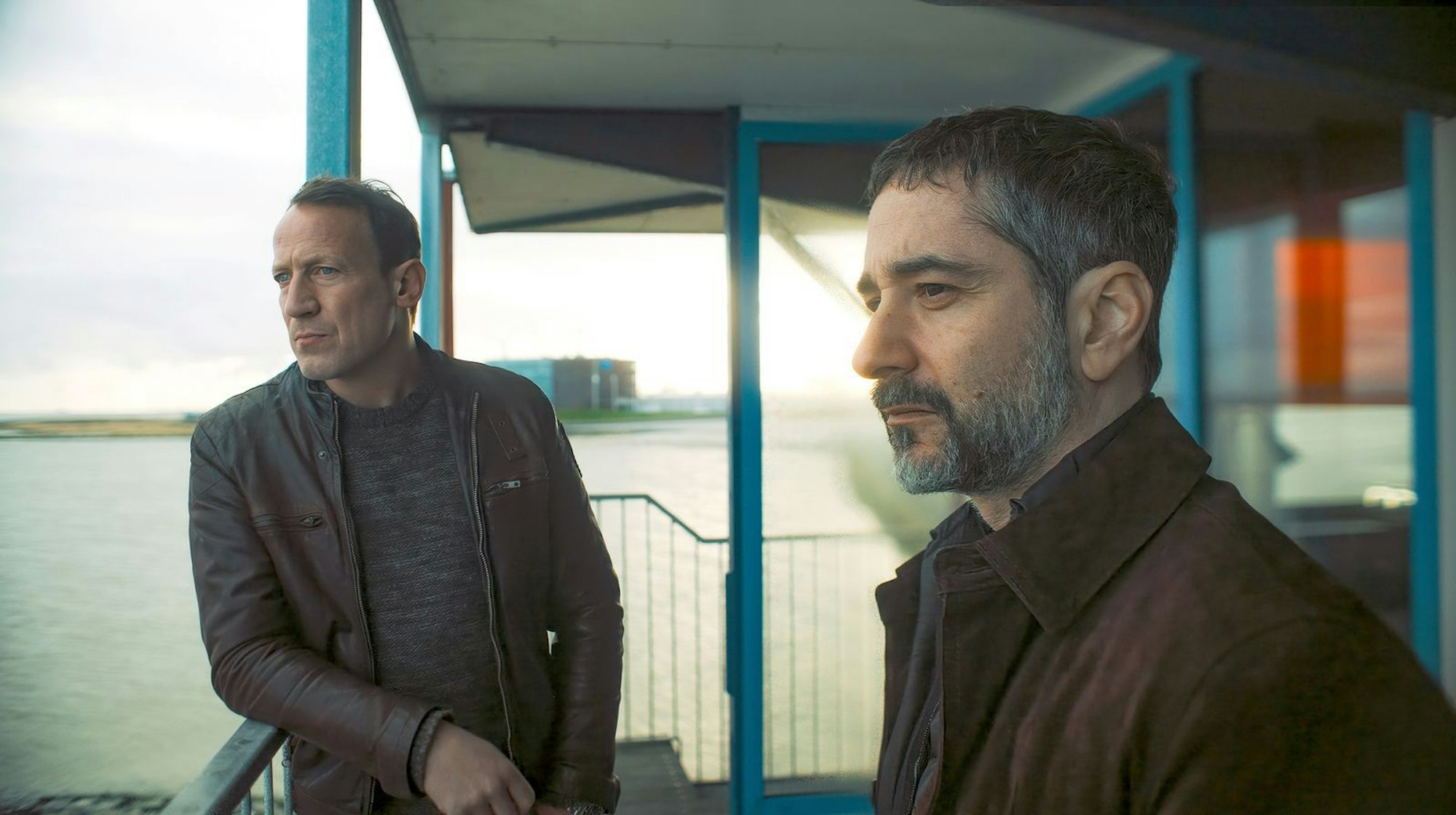 Kommissar Falke (Wotan Wilke Möhring, links) und sein neuer Kollege Mario Schmitt (Denis Moschitto) müssen sich im „Tatort: Ein guter Tag / Schwarzer Schnee“ erst mal aneinander gewöhnen.
(Bild: NDR/Georges Pauly)