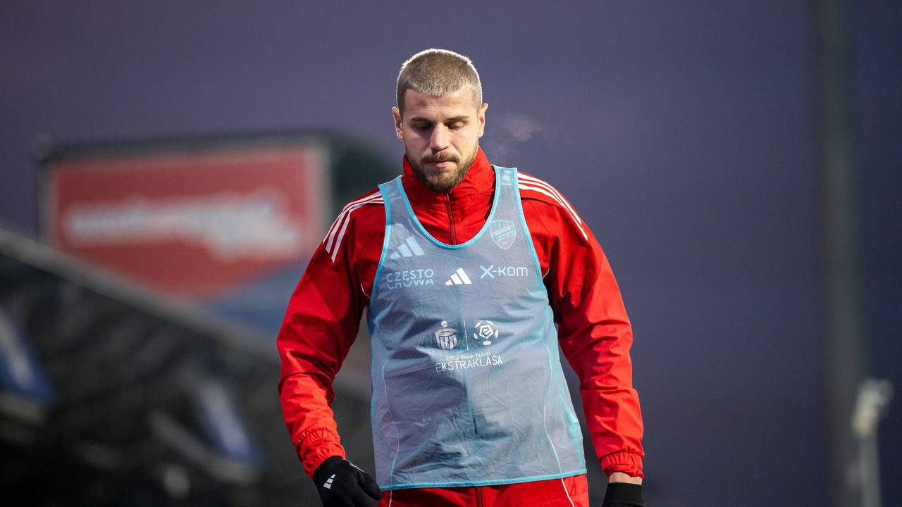 Imad Rondic macht sich an der Seitenlinie warm und schaut dabei auf den Boden.