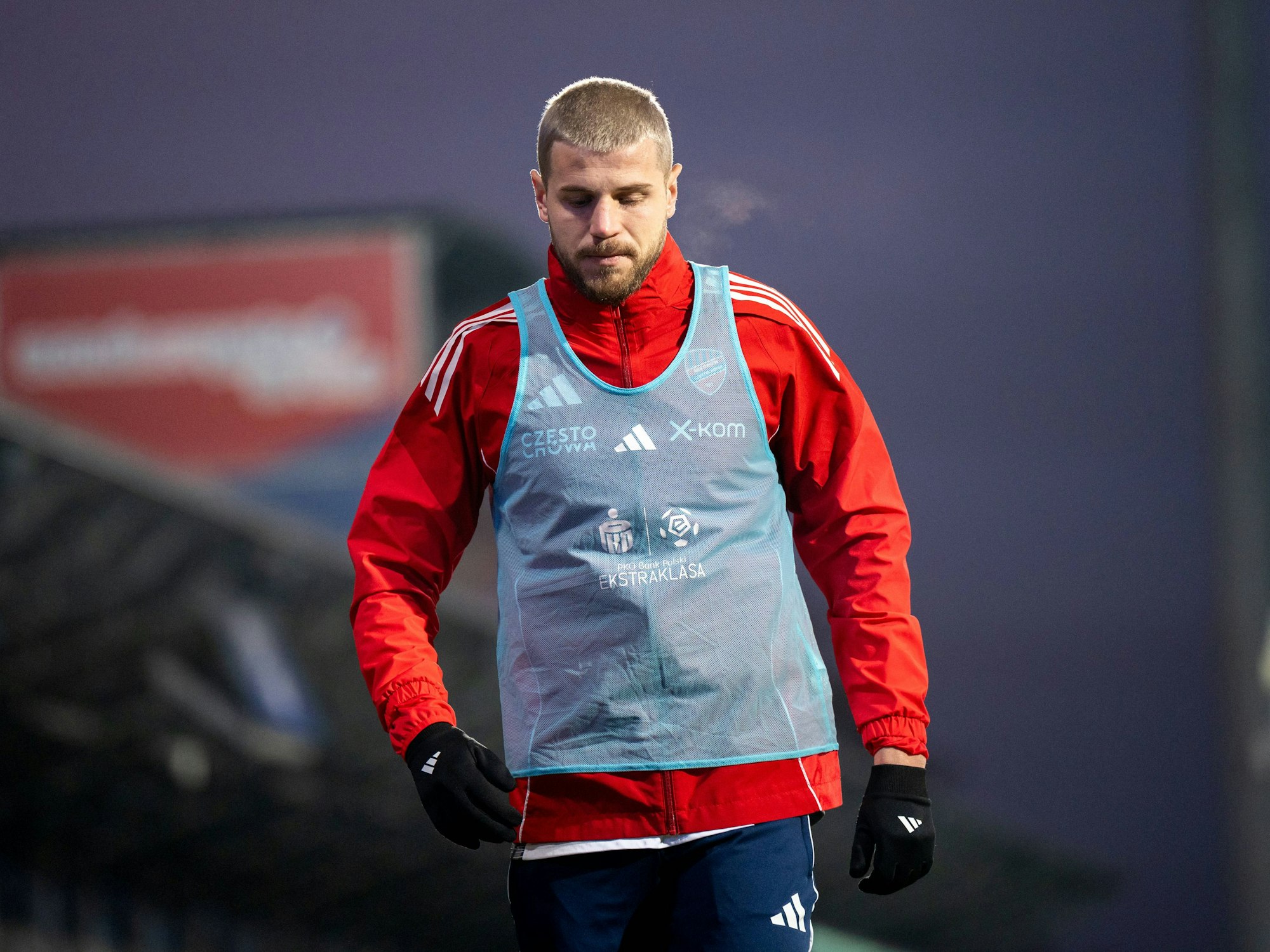 Imad Rondic macht sich an der Seitenlinie warm und schaut dabei auf den Boden.