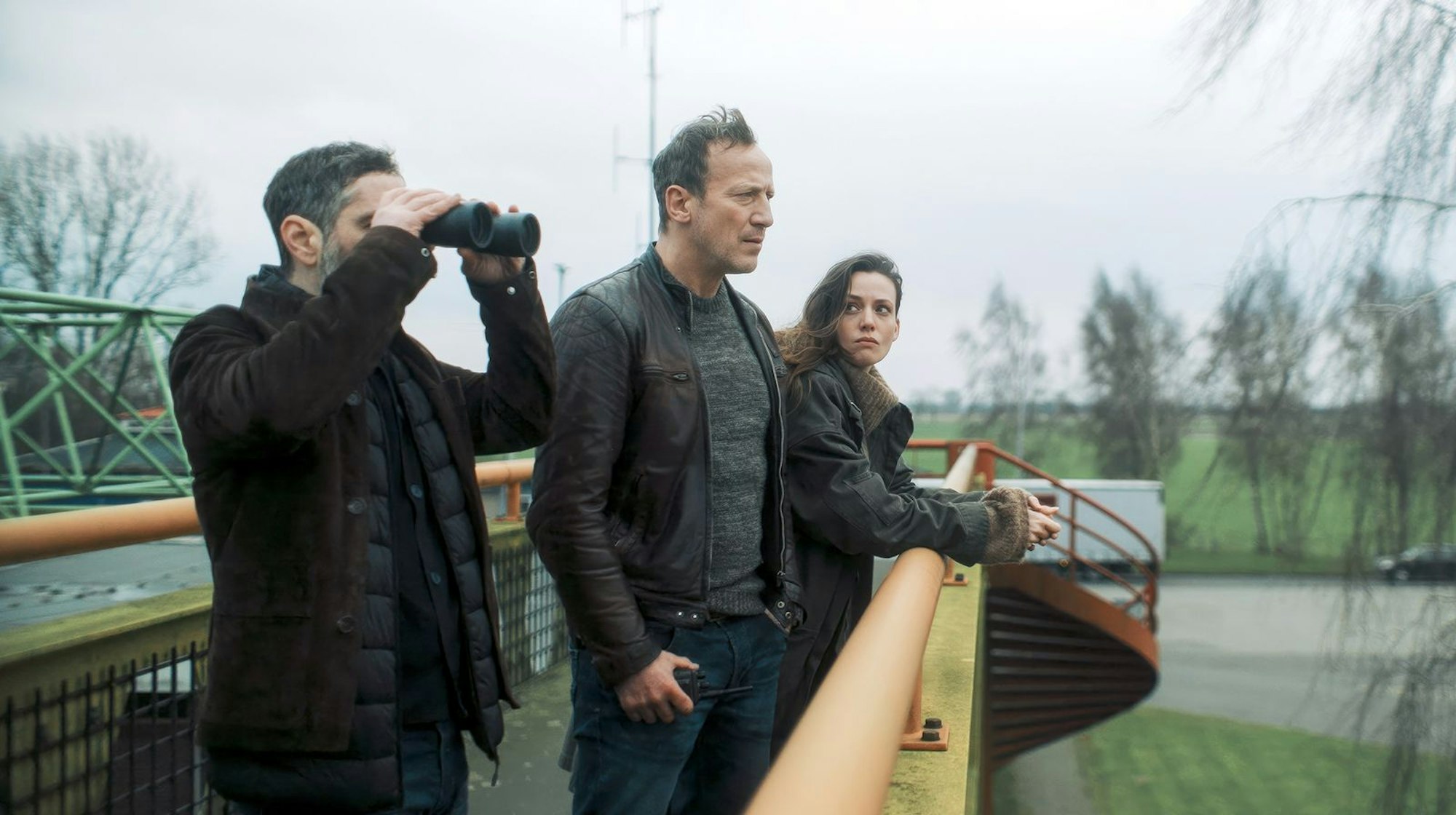 Können Mario Schmitt (Denis Moschitto, links) Falke (Wotan Wilke Möhring) und ihre niederländische Kollegin Lynn de Baer (Gaite Jansen) einen Drogentransport auffliegen lassen? (Bild: NDR/Georges Pauly)