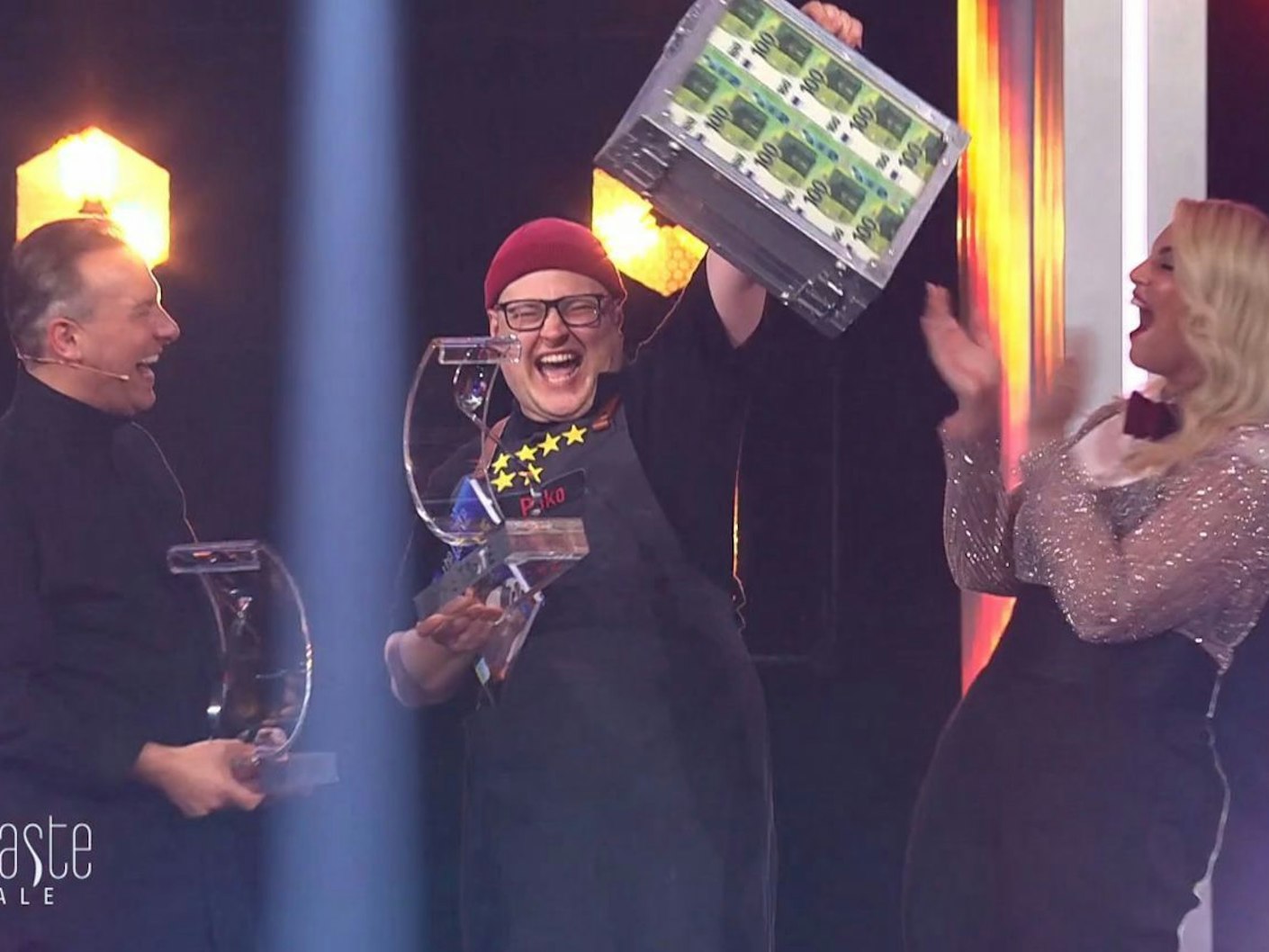 Verdienter Sieg: Pako schnappt sich Geldkoffer, Pokal und Kochbuch. „Ich bin so dankbar.“ (Bild: Joyn/Screenshot)