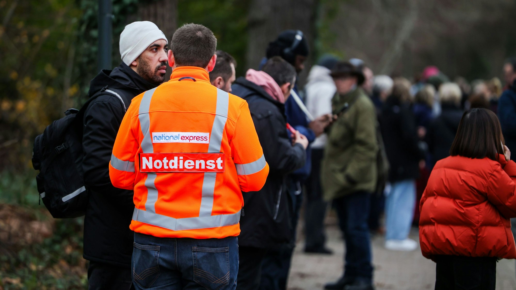 Ein Notfallmanager von National Express kümmert sich um die evakuierten Reisenden.