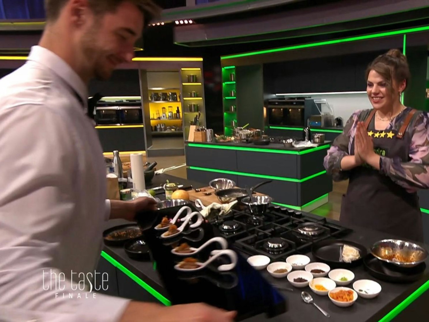 Erlösender Moment: Sandra freut sich, als sie ihren Löffel abgeben darf. (Bild: Joyn/Screenshot)