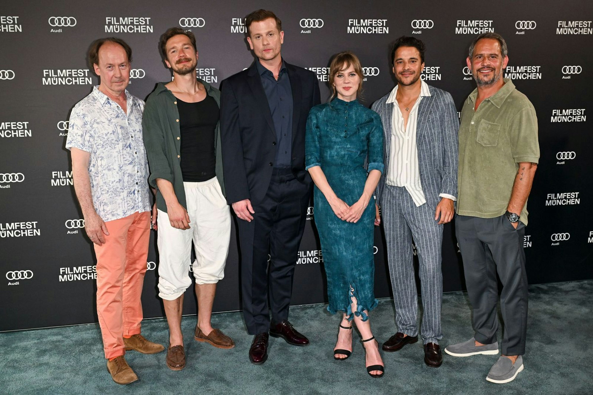 Der Cast von „Miss Sophie“ ist ganz schön männerdominiert. Neben Alicia von Rittberg stehen Ulrich Noethen (von links), Jacob Matschenz, Christoph Schechinger, Kostja Ullmann and Moritz Bleibtreu vor der Kamera. Wie es der 31-Jährigen damit erging, erzählt sie im Interview. (Bild: 2025 Getty Images/Hannes Magerstaedt)