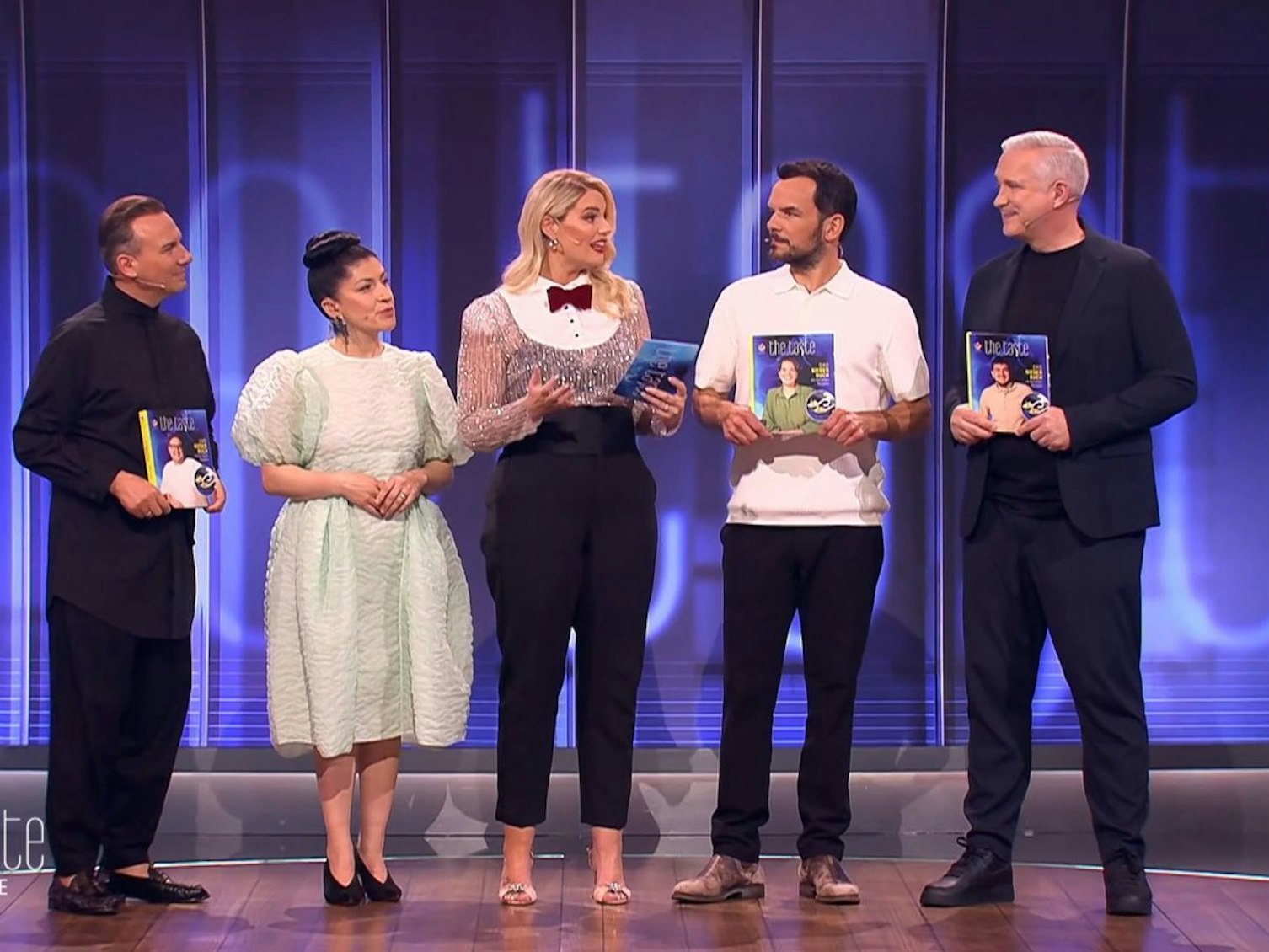 Letzte „The Taste“-Ausgabe in diesem Jahr: Im großen Finale geht es für die Teammitglieder um 50.000 Euro, ein Kochbuch und den Sieger-Löffel. Doch auf einen ganz persönlichen Triumph hoffen auch die vier Coaches - Tim Raue, Elif Oskan, Steffen Henssler und Alexander Herrmann. (Bild: Joyn/Screenshot)