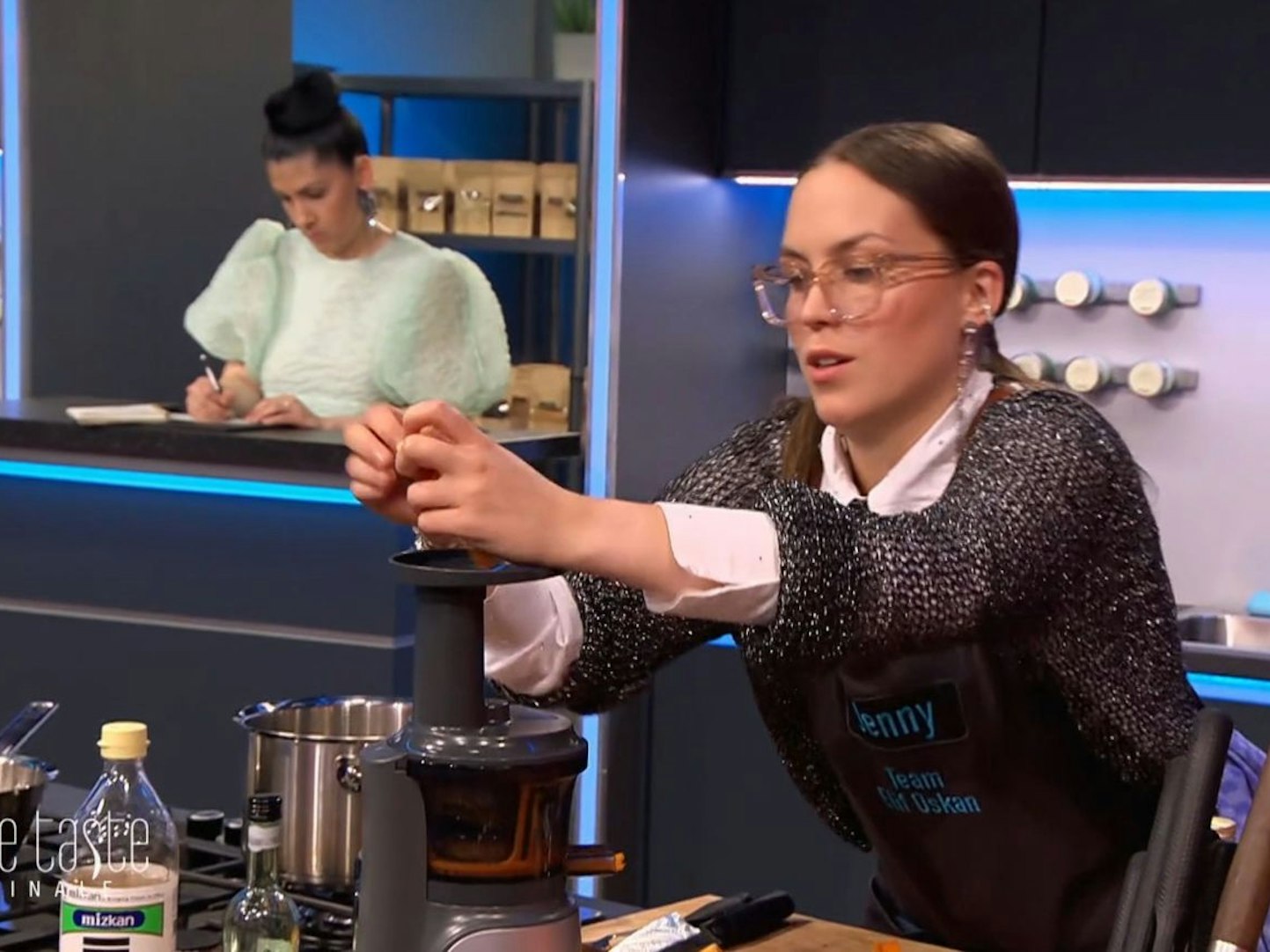 Jenny, die Hobbyköchin aus München, hat es ganz weit gebracht. In der Finalsendung kooperierte sie einmal mehr sehr eng mit ihrer Mentorin Elif Oskan. (Bild: Joyn/Screenshot)