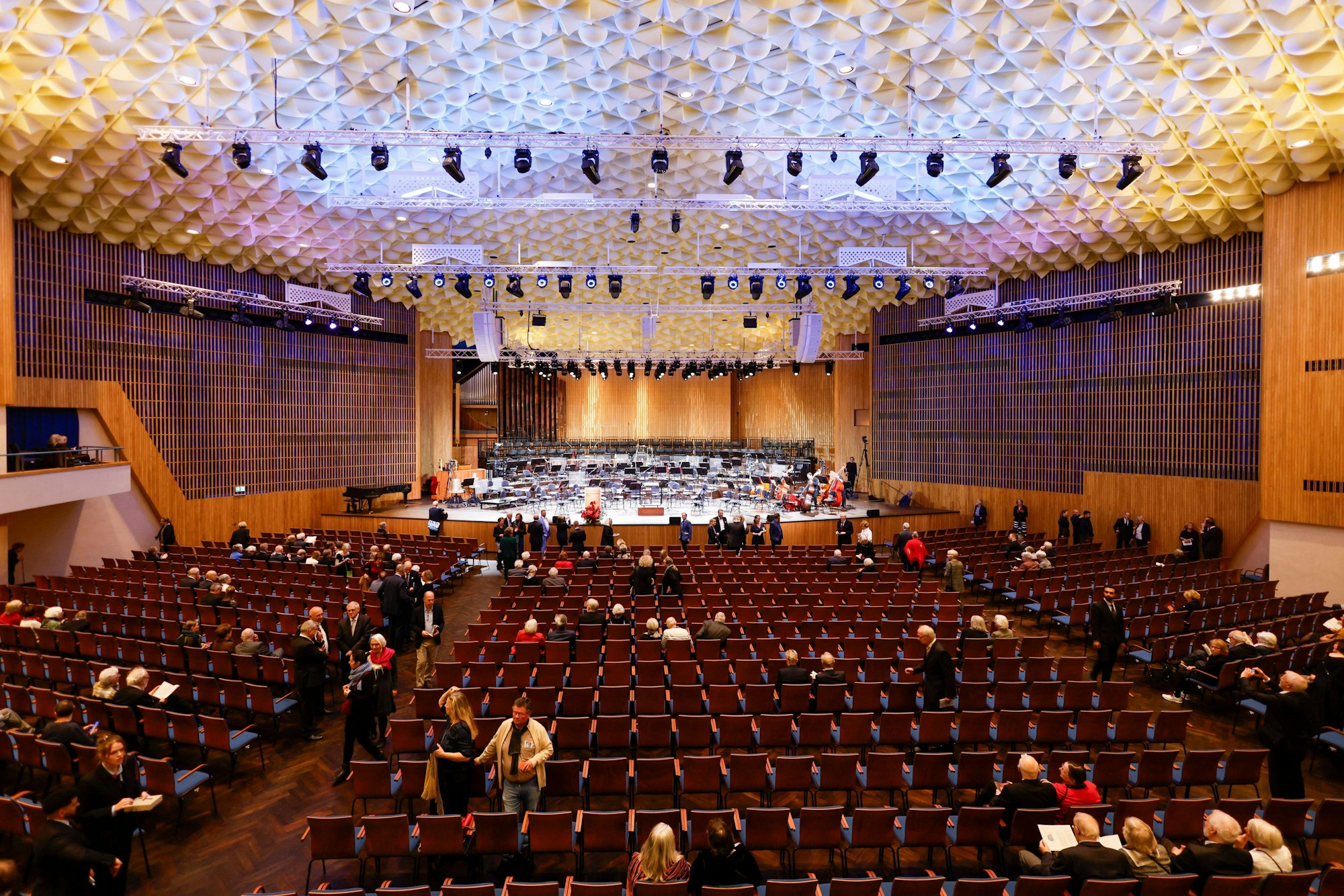 Blick in die wiedereröffnete Beethovenhalle Bonn vor der Veranstaltung.