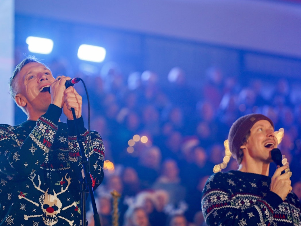Kasalla stehen im Rhein-Energie-Stadion auf der Bühne.
