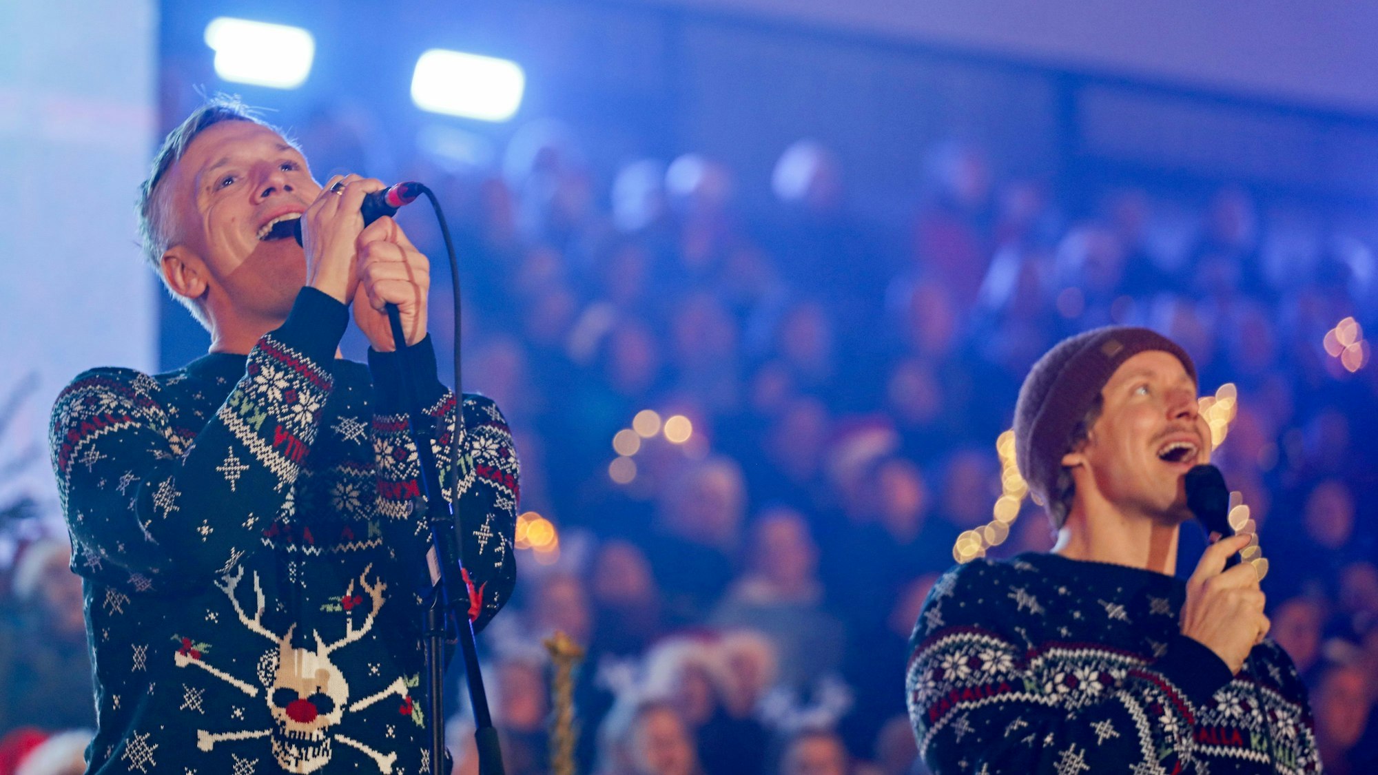 Kasalla stehen im Rhein-Energie-Stadion auf der Bühne.