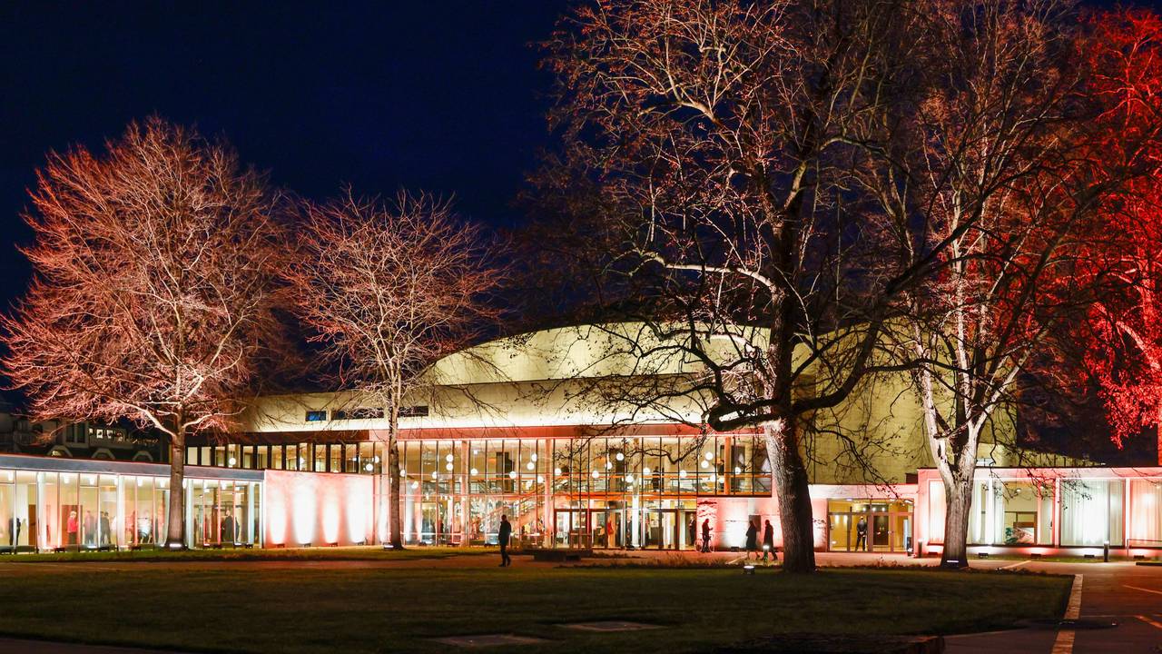 Blick auf die wiedereröffnete farbig beleuchtete Beethovenhalle Bonn.