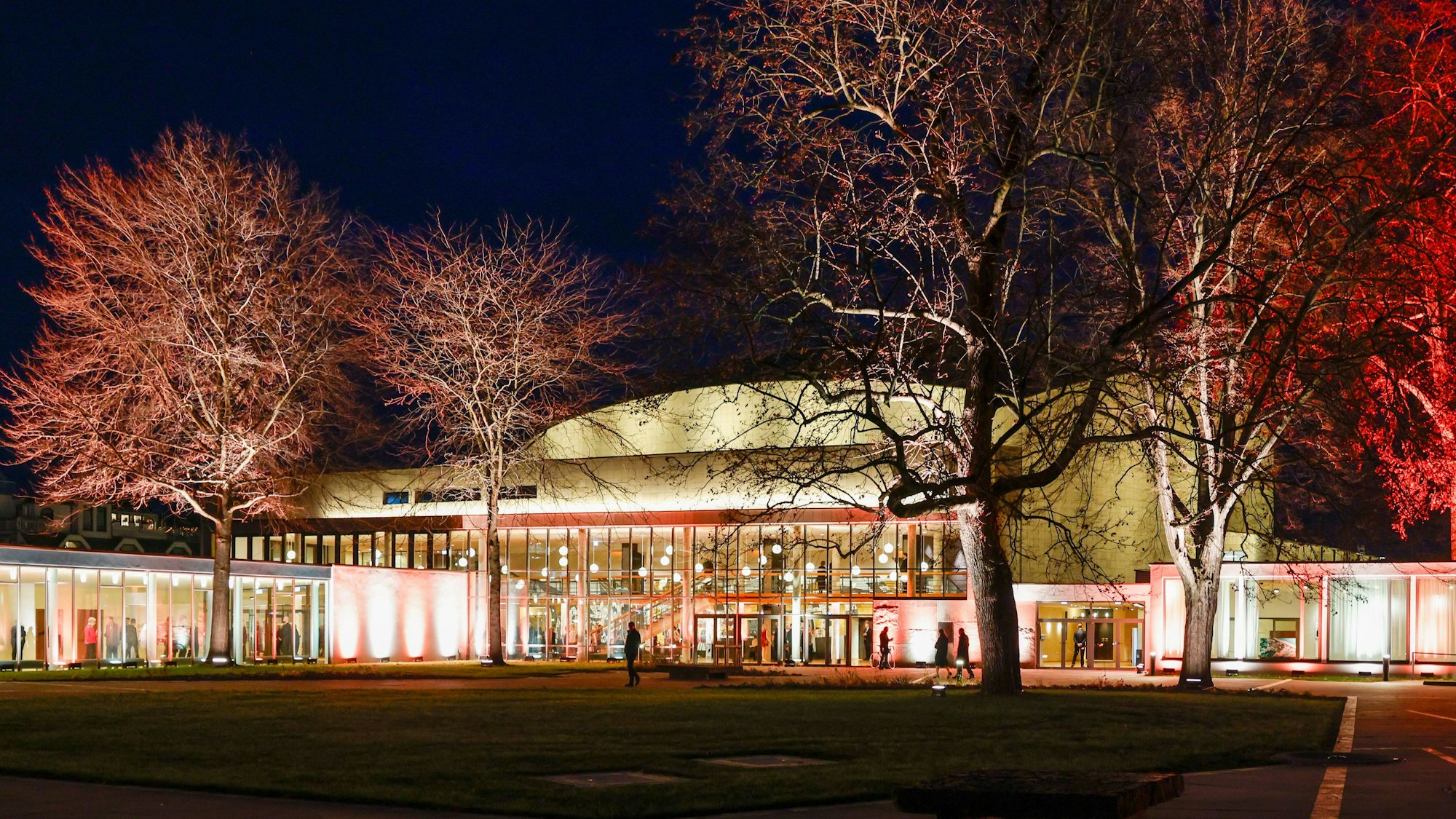 Blick auf die wiedereröffnete farbig beleuchtete Beethovenhalle Bonn.