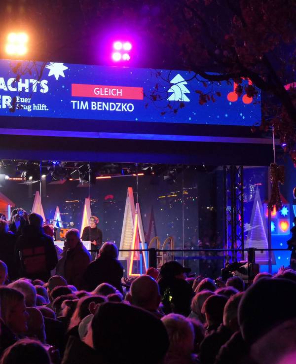 Das gläserne Studio der WDR 2-Spendenaktion „Weihnachtswunder“. Es zieht seit Samstag viele Leute in die Essener Innenstadt.