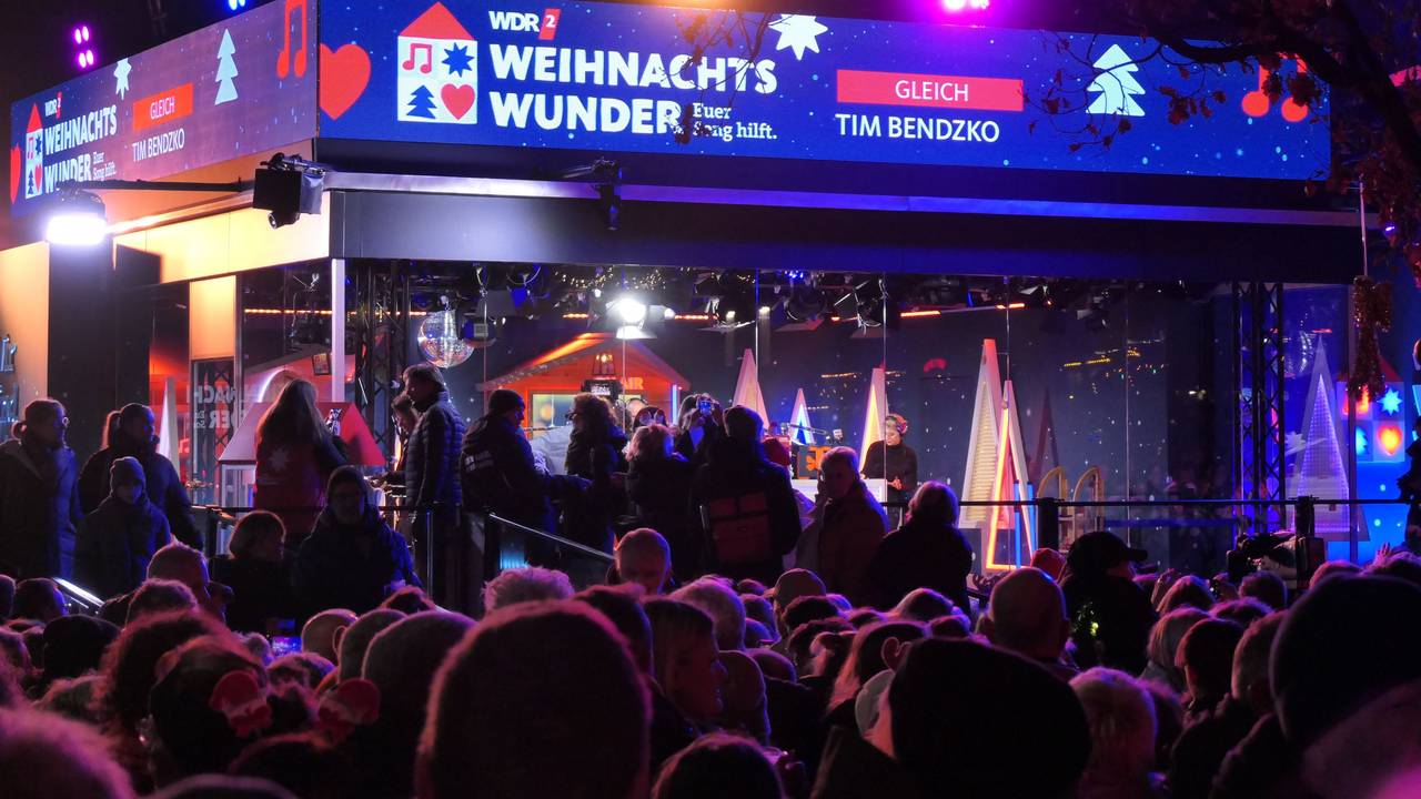 Das gläserne Studio der WDR 2-Spendenaktion „Weihnachtswunder“. Es zieht seit Samstag viele Leute in die Essener Innenstadt.
