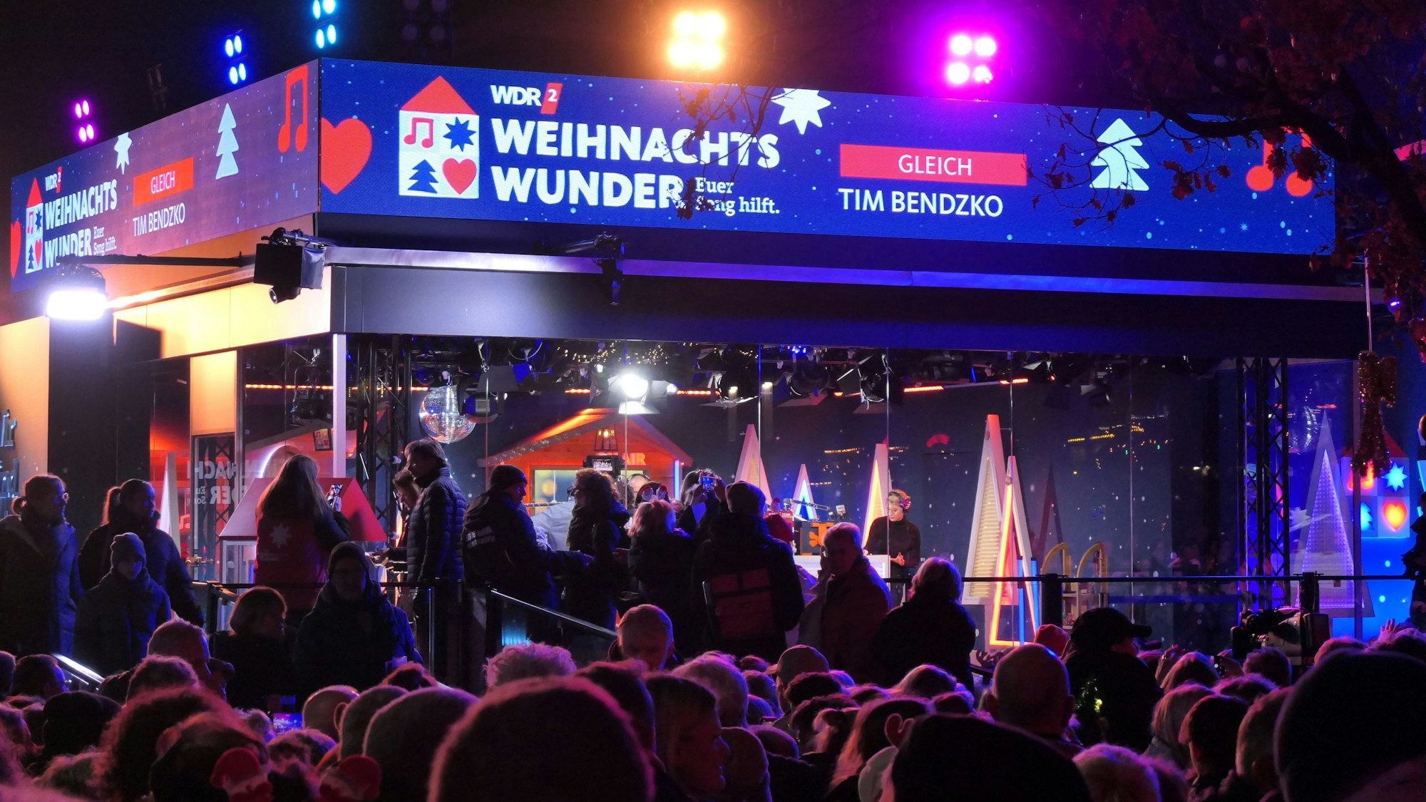 Das gläserne Studio der WDR 2-Spendenaktion „Weihnachtswunder“. Es zieht seit Samstag viele Leute in die Essener Innenstadt.