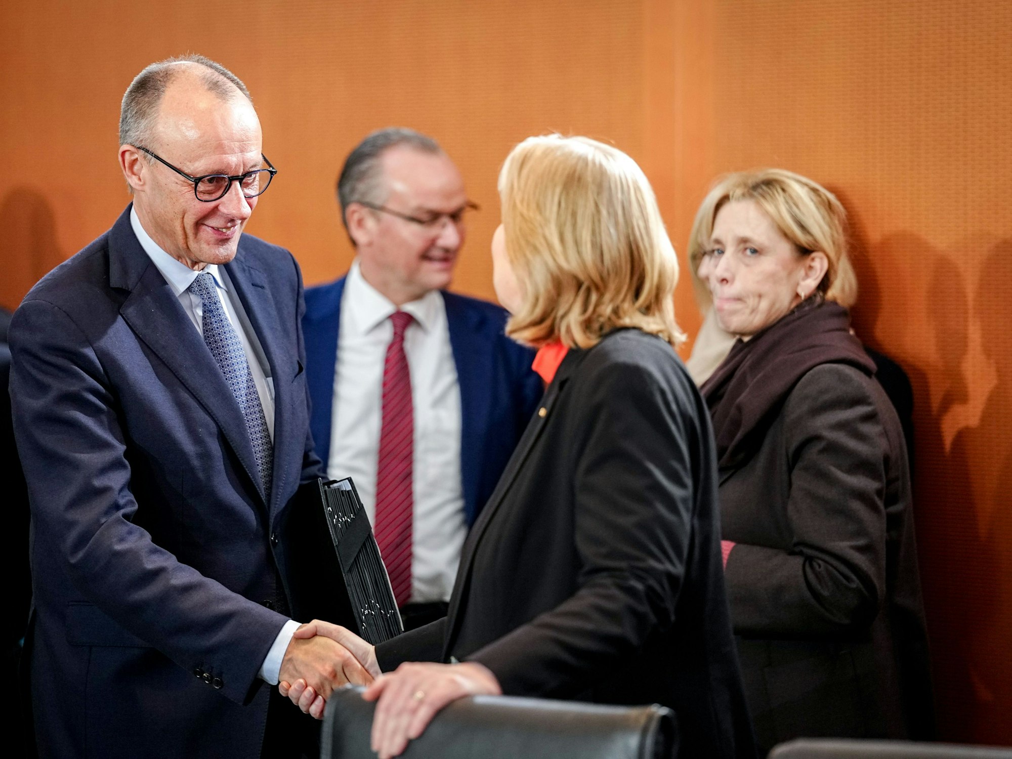 Bundeskanzler Friedrich Merz (CDU) und Bärbel Bas (SPD), Bundesministerin für Arbeit und Soziales und SPD-Parteivorsitzende geben sich die Hand.