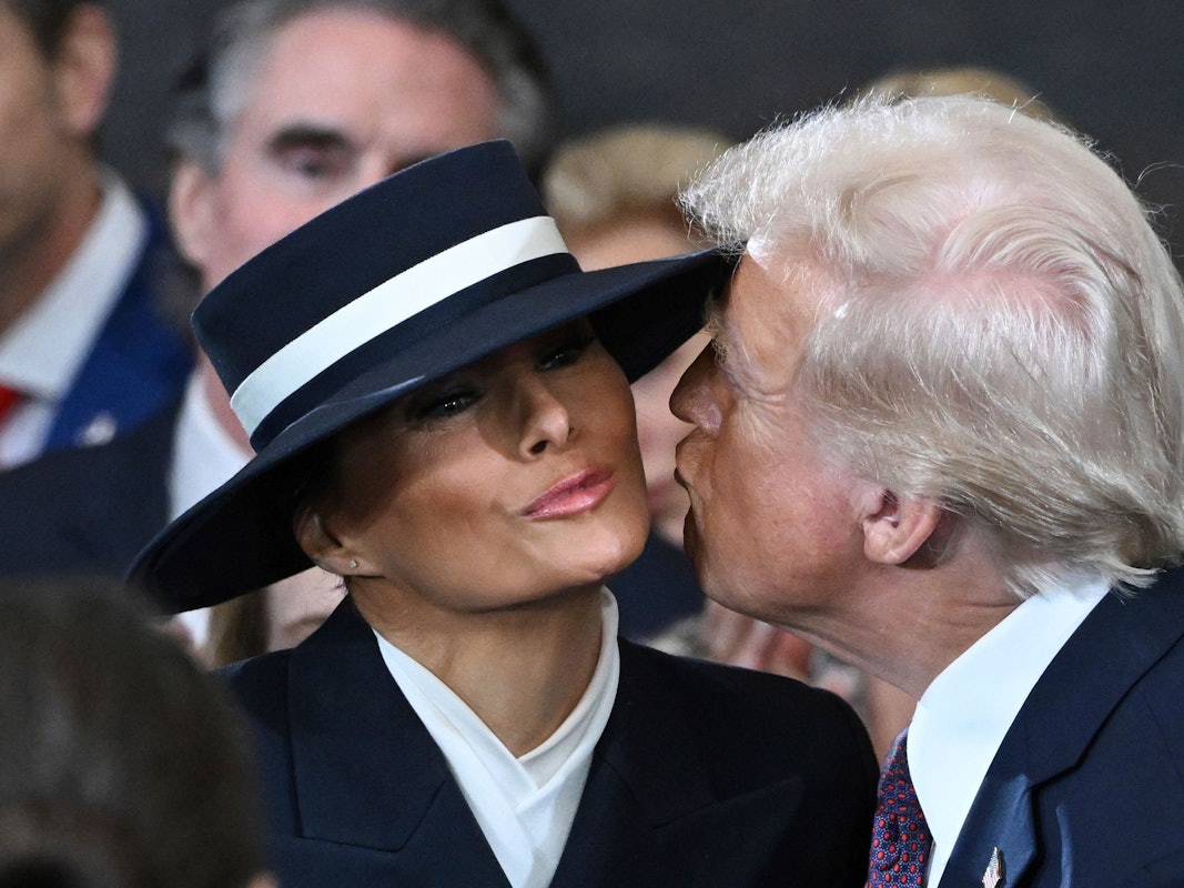 Der designierte Präsident Donald Trump küsst Melania Trump vor der Amtseinführung des Präsidenten in der Rotunde des US-Kapitols in Washington.