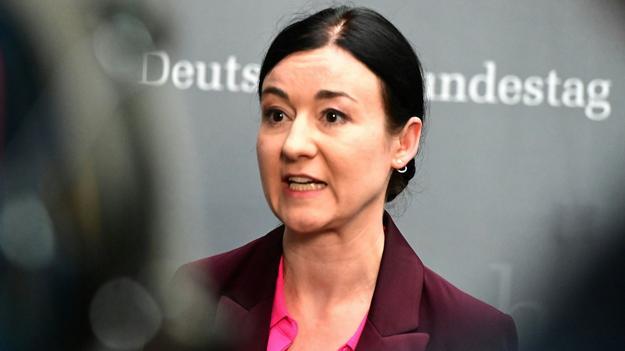 Paula Piechotta gibt ein Pressestatement