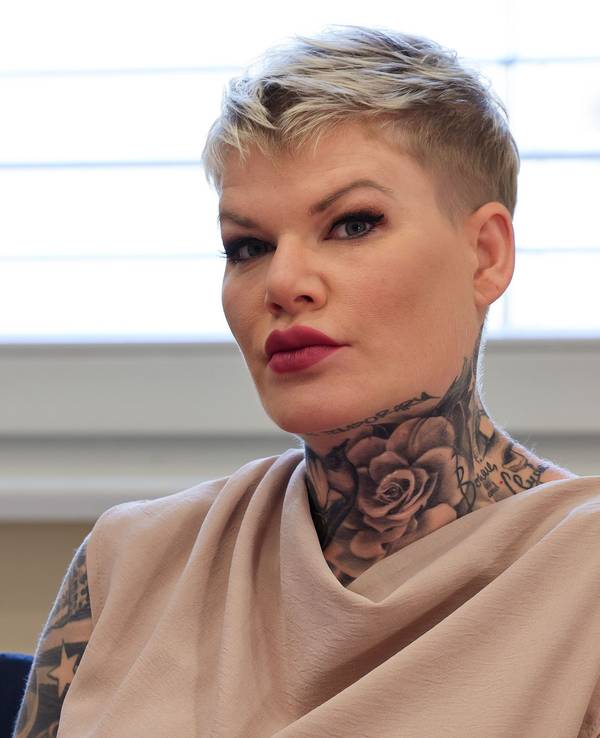 Die Schlagersängerin Melanie Müller sitzt vor Beginn der Gerichtsverhandlung im August 2024 im Amtsgericht Leipzig.