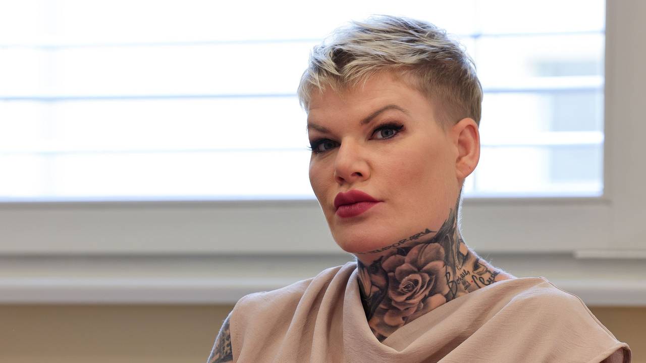 Die Schlagersängerin Melanie Müller sitzt vor Beginn der Gerichtsverhandlung im August 2024 im Amtsgericht Leipzig.